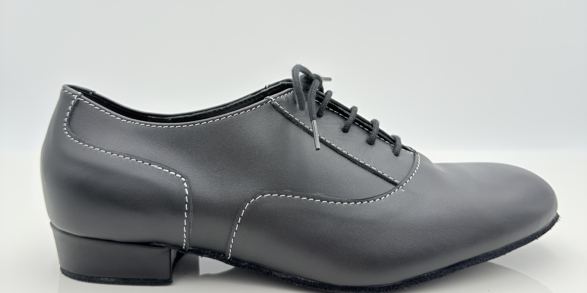 Gabriel 316 Pelle Nera Nicole Rimini — scarpe da ballo uomo vera pelle nera cuciture contrasto bianche, lacci cotone Mod. 2CAL, punta chiusa scrollo quadrato F5P2, tacco standard 2,5HSU, suola bufala, ideale per salsa bachata kizomba liscio caraibici

