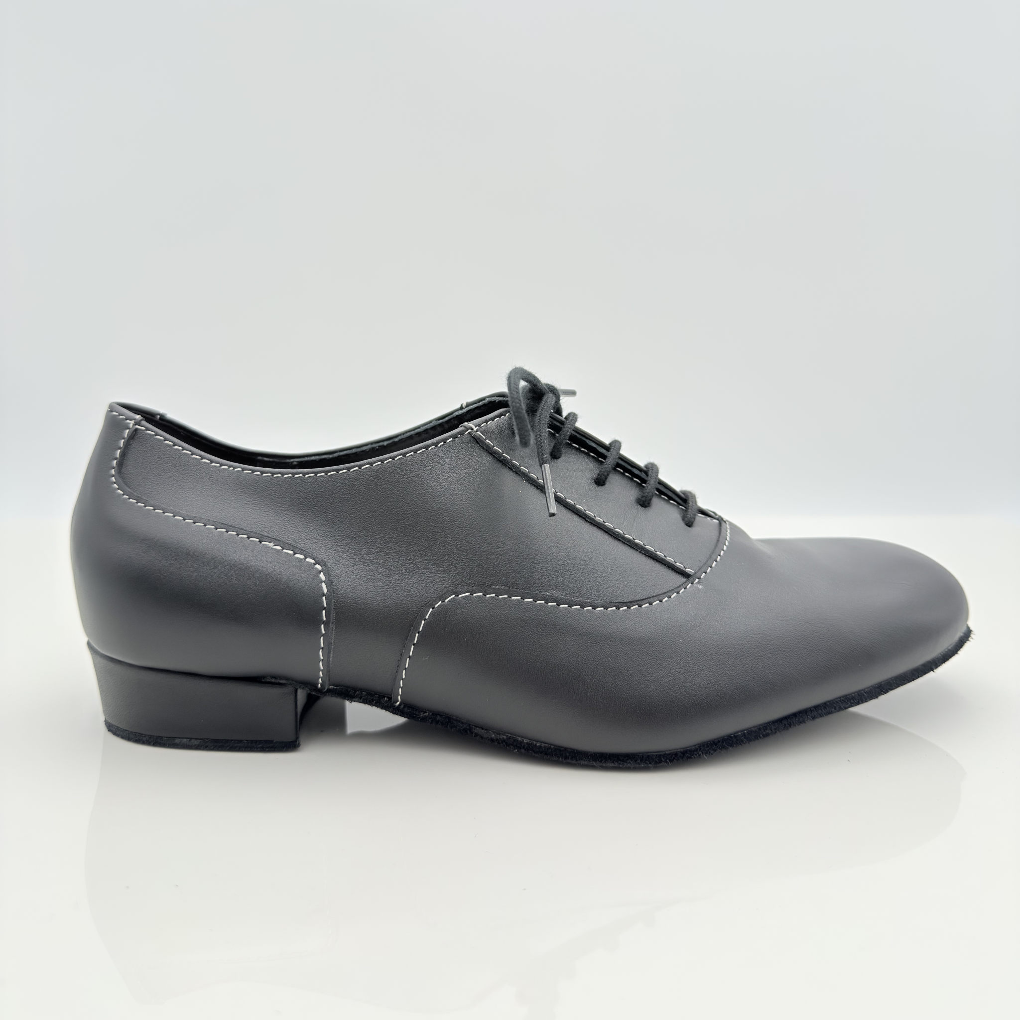 Gabriel 316 Pelle Nera Nicole Rimini — scarpe da ballo uomo vera pelle nera cuciture contrasto bianche, lacci cotone Mod. 2CAL, punta chiusa scrollo quadrato F5P2, tacco standard 2,5HSU, suola bufala, ideale per salsa bachata kizomba liscio caraibici
