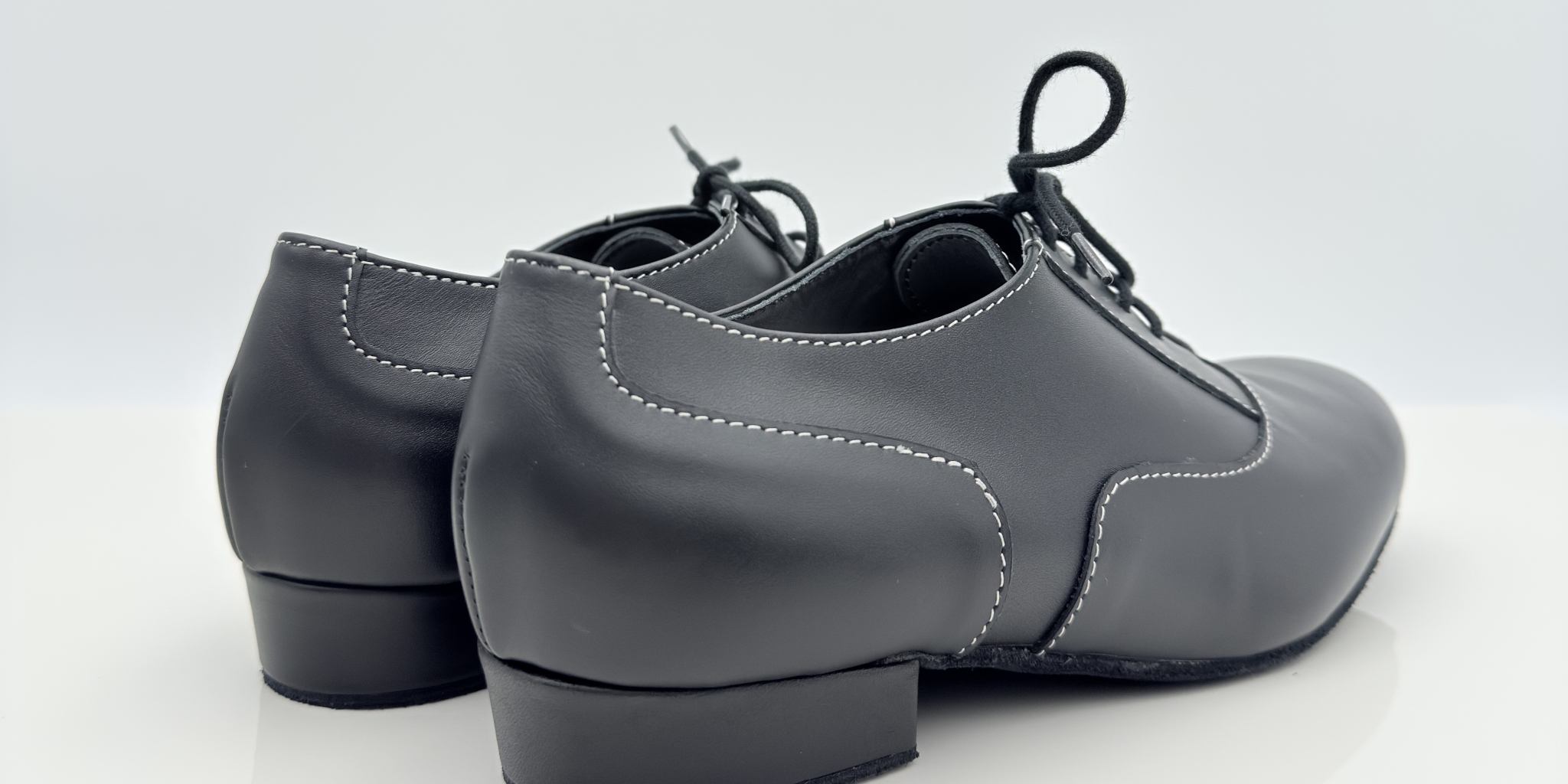 Vista laterale Gabriel 316 Pelle Nera Nicole Rimini — scarpa ballo uomo artigianale italiana vera pelle nera, cuciture bianche in contrasto, tomaia chiusa pianta larga, tacco standard uomo 2,5HSU, suola bufala morbida uso interno
