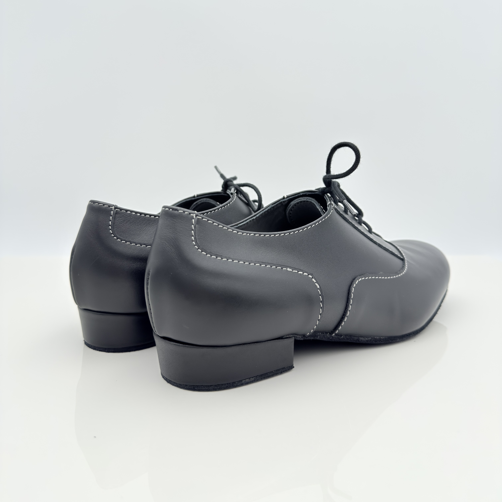Vista laterale Gabriel 316 Pelle Nera Nicole Rimini — scarpa ballo uomo artigianale italiana vera pelle nera, cuciture bianche in contrasto, tomaia chiusa pianta larga, tacco standard uomo 2,5HSU, suola bufala morbida uso interno
