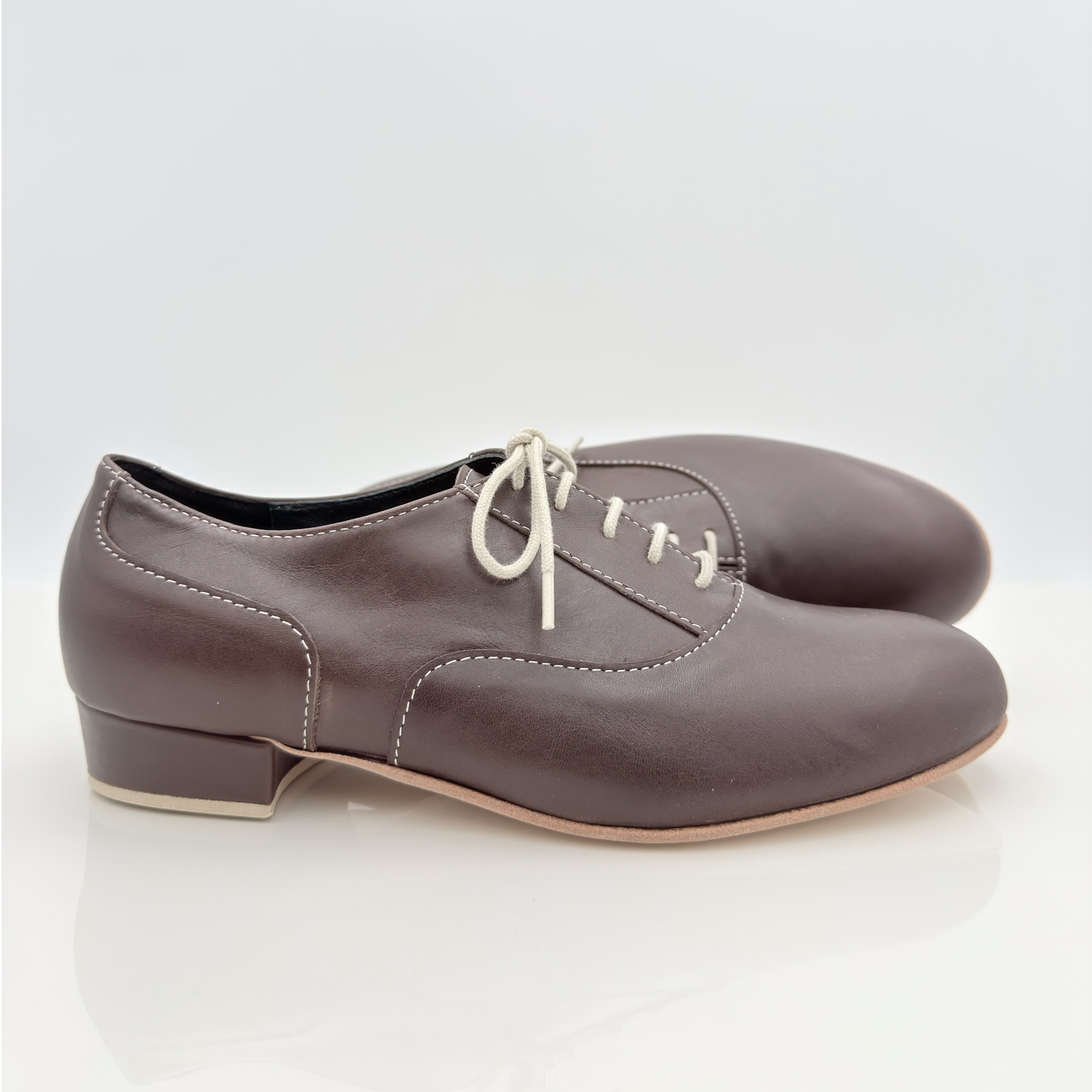 Dettaglio lacci cotone non cerati 2CAL tomaia pelle testa di moro cuciture bianche Gabriel art. 316/C scarpa swing uomo Nicole Rimini calzata pianta larga
