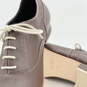 Dettaglio lacci cotone non cerati 2CAL tomaia pelle testa di moro cuciture bianche Gabriel art. 316/C scarpa swing uomo Nicole Rimini calzata pianta larga
