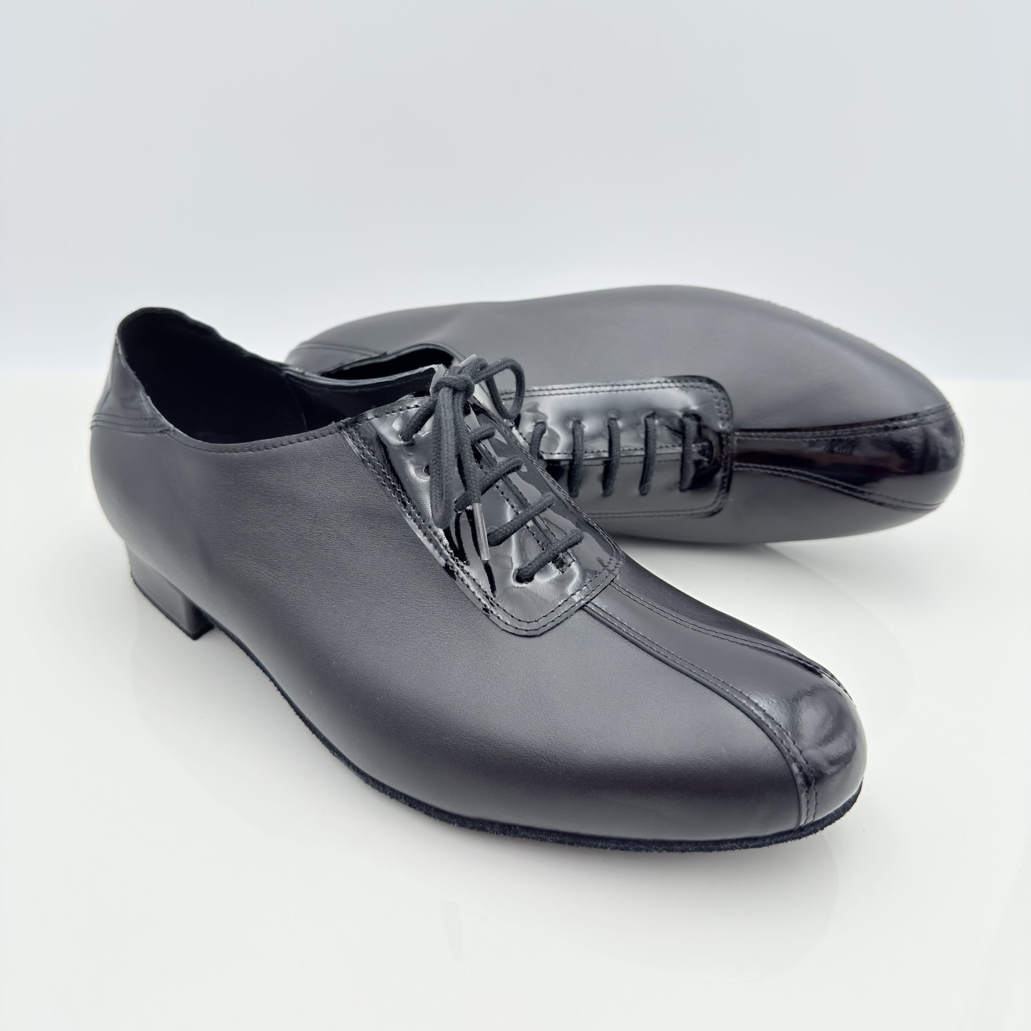Dettaglio tomaia chiusa George art. 315 lacci in cotone non cerati Mod. 2CAL scarpa da ballo uomo pelle nera pianta larga senza cuciture sulla pianta modello standard ballo Nicole Rimini
