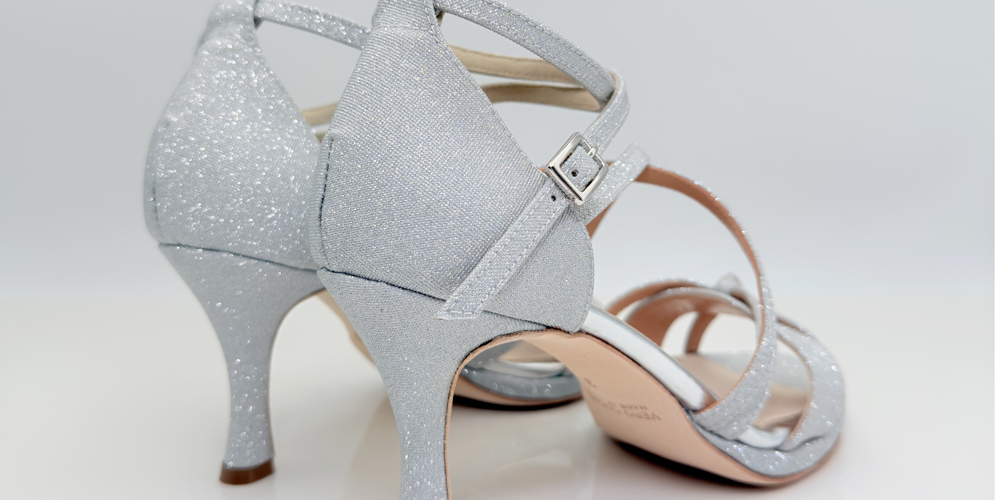Giorgia art. 142 Nicole Rimini scarpa donna tessuto microglitter argento tomaia gabbia punta aperta semi-arrotondata tacco rocchetto 8 cm plateau 1 cm suola cuoio memory gel artigianale italiana
