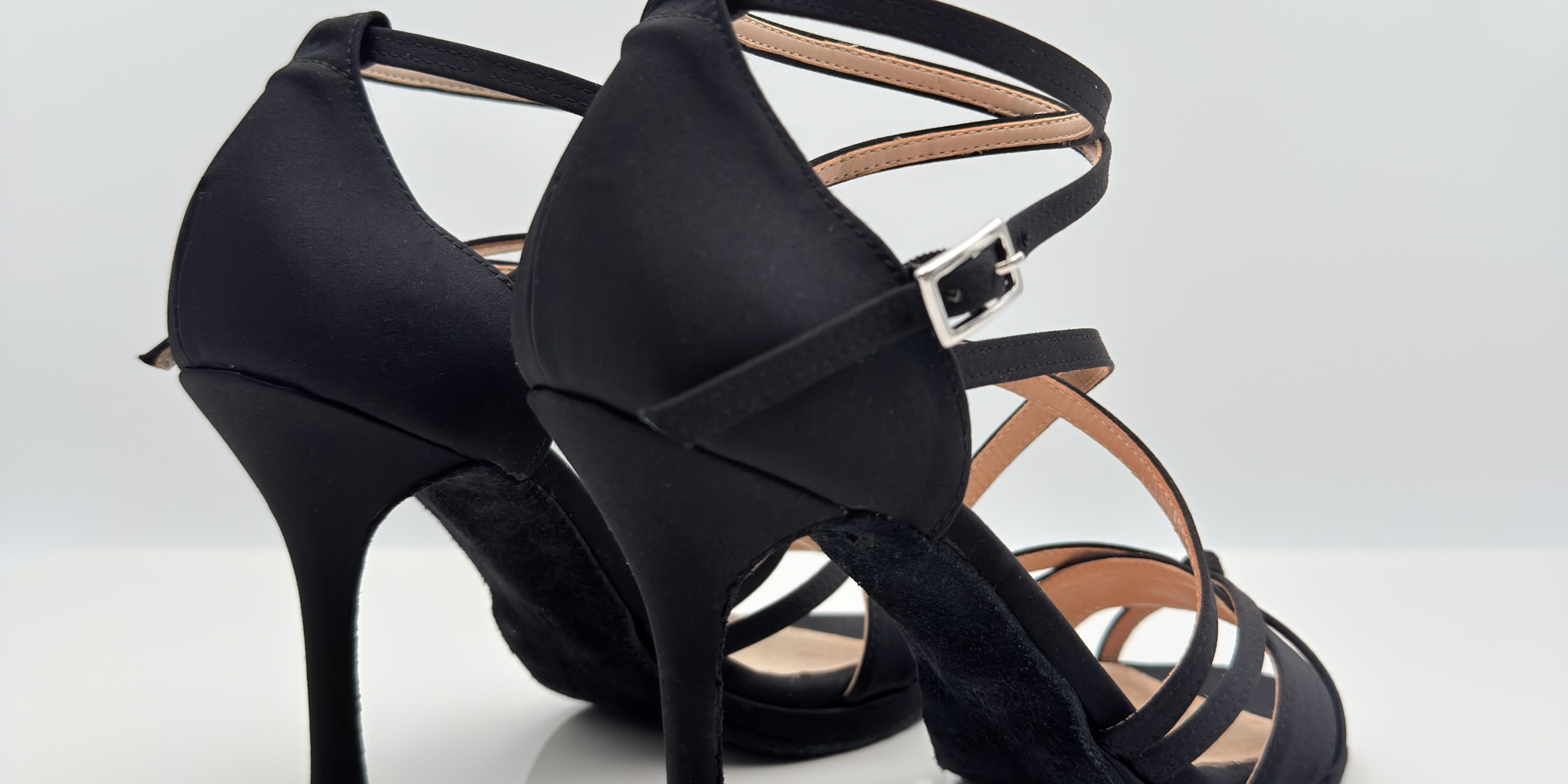Nicole scarpe da ballo caraibici Giorgia 142 vista frontale raso satinato nero tomaia gabbia cinturino 2CAI doppio incrocio tacco spillo 10cm plateau bachata sensual kizomba comfort stabilità caviglia

