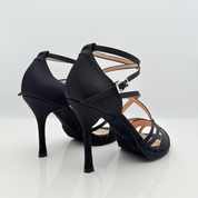 Nicole scarpe da ballo caraibici Giorgia 142 vista frontale raso satinato nero tomaia gabbia cinturino 2CAI doppio incrocio tacco spillo 10cm plateau bachata sensual kizomba comfort stabilità caviglia
