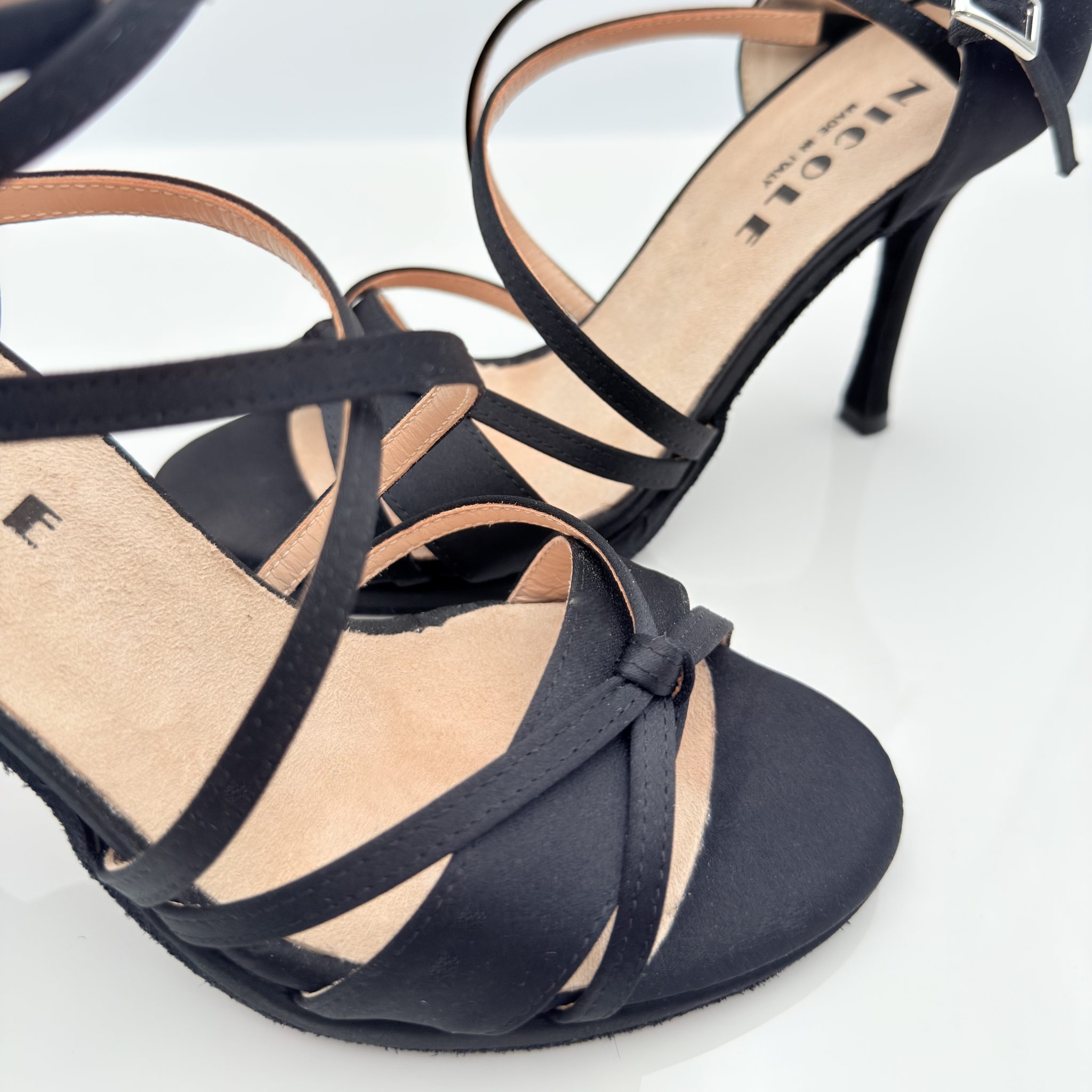 Nicole scarpe da ballo caraibici Giorgia 142 vista laterale profilo raso nero plateau 1cm tacco spillo 10cm cinturino doppio incrocio suola bufala kizomba competizione qualità artigianale nicole rimini
