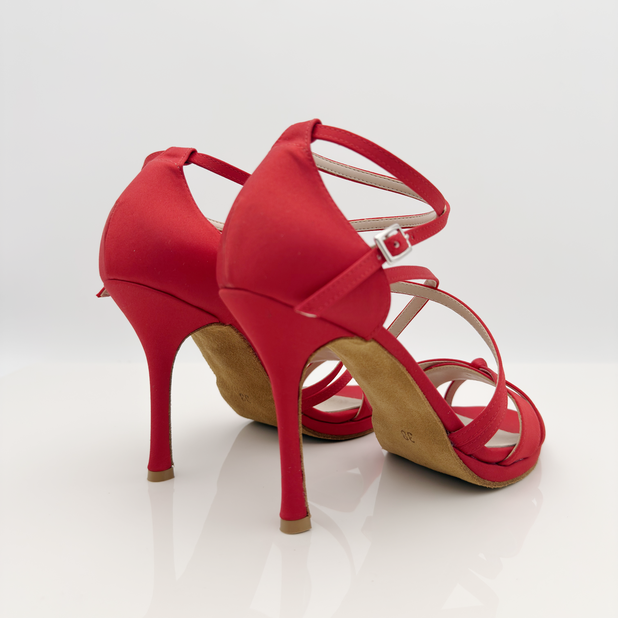 Nicole scarpe da ballo caraibici Giorgia 142 dettaglio tomaia raso rosso punta aperta semi-arrotondata F1P1 tacco spillo 10cm plateau liscio caraibico artigianale made in Italy ventilazione traspirabilità
