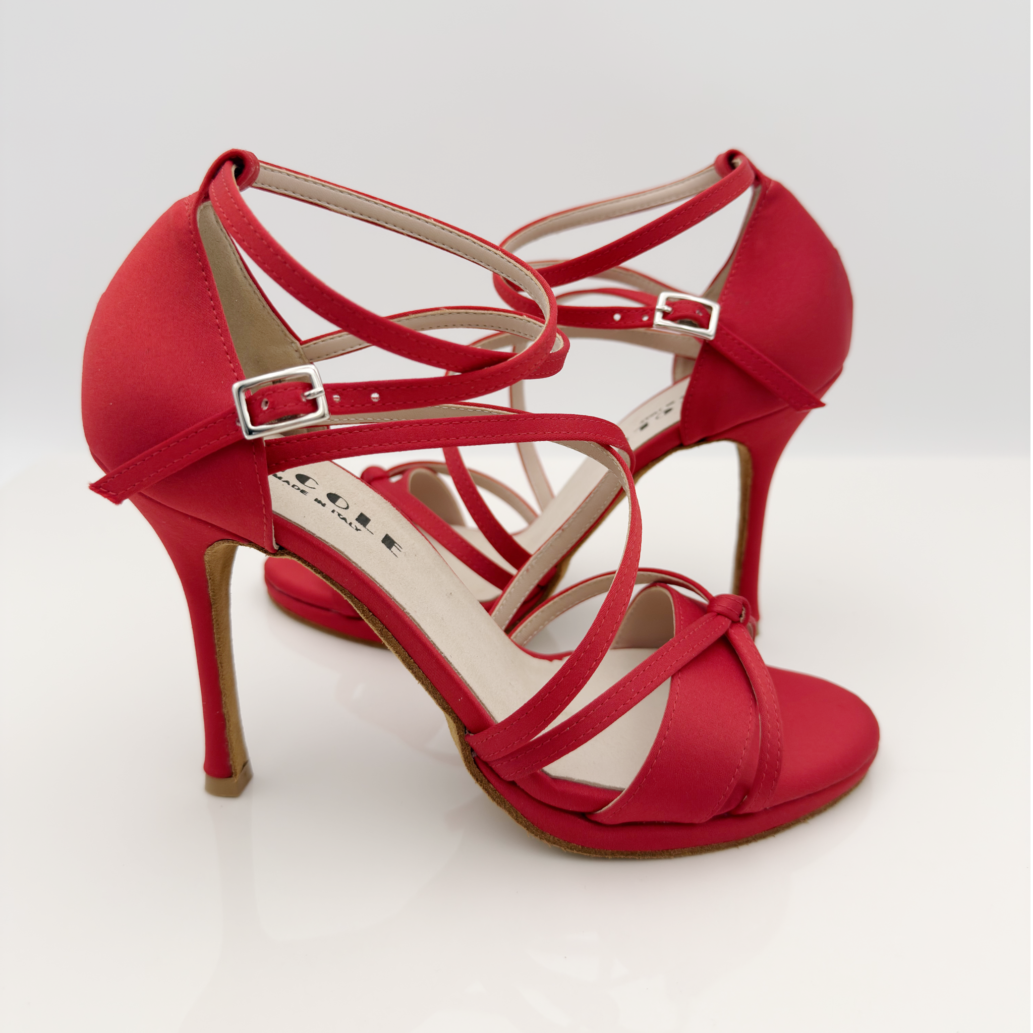 Nicole scarpe da ballo caraibici Giorgia 142 dettaglio tomaia raso rosso punta aperta semi-arrotondata F1P1 tacco spillo 10cm plateau liscio caraibico artigianale made in Italy ventilazione traspirabilità
