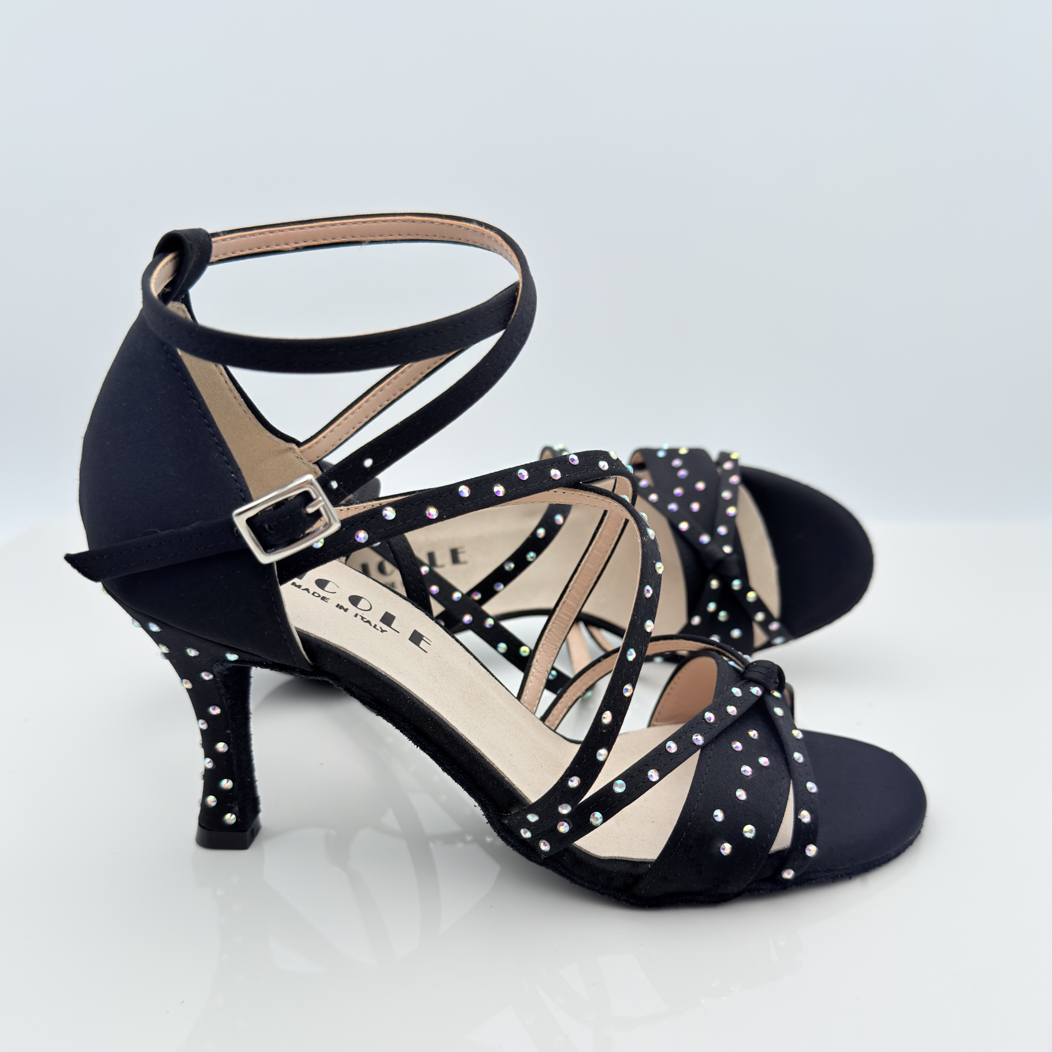 Nicole scarpe da ballo caraibici Giorgia 142CS dettaglio strass aurora boreale raso nero punta aperta semi-arrotondata F1P1 tacco rocchetto 8cm salsa caraibico artigianale made in Italy ventilazione traspirabilità
