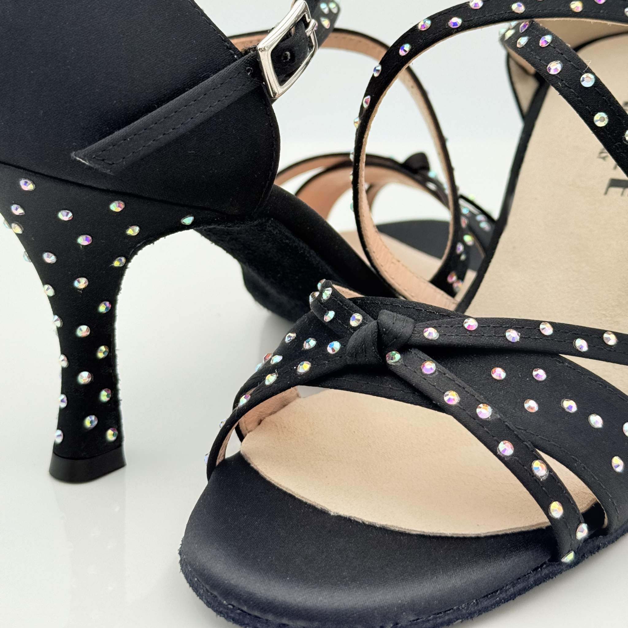 Nicole scarpe da ballo caraibici Giorgia 142CS vista laterale profilo raso nero strass aurora boreale tacco rocchetto 8cm cinturino doppio incrocio suola bufala kizomba competizione qualità artigianale nicole rimini
