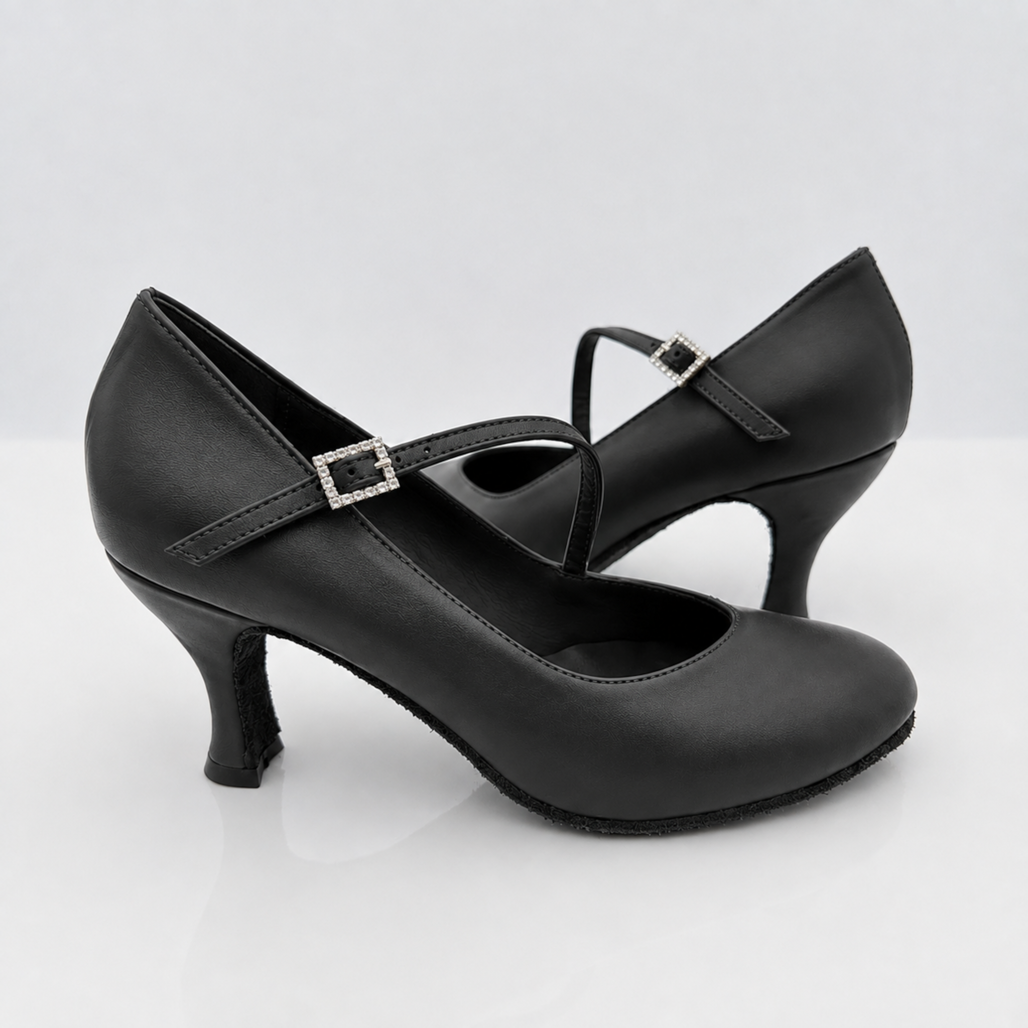 Dettaglio cinturino diagonale Mod. 1CAD fibbia in strass Grace 216P vera pelle nera calzata avvolgente danze standard Nicole Rimini
