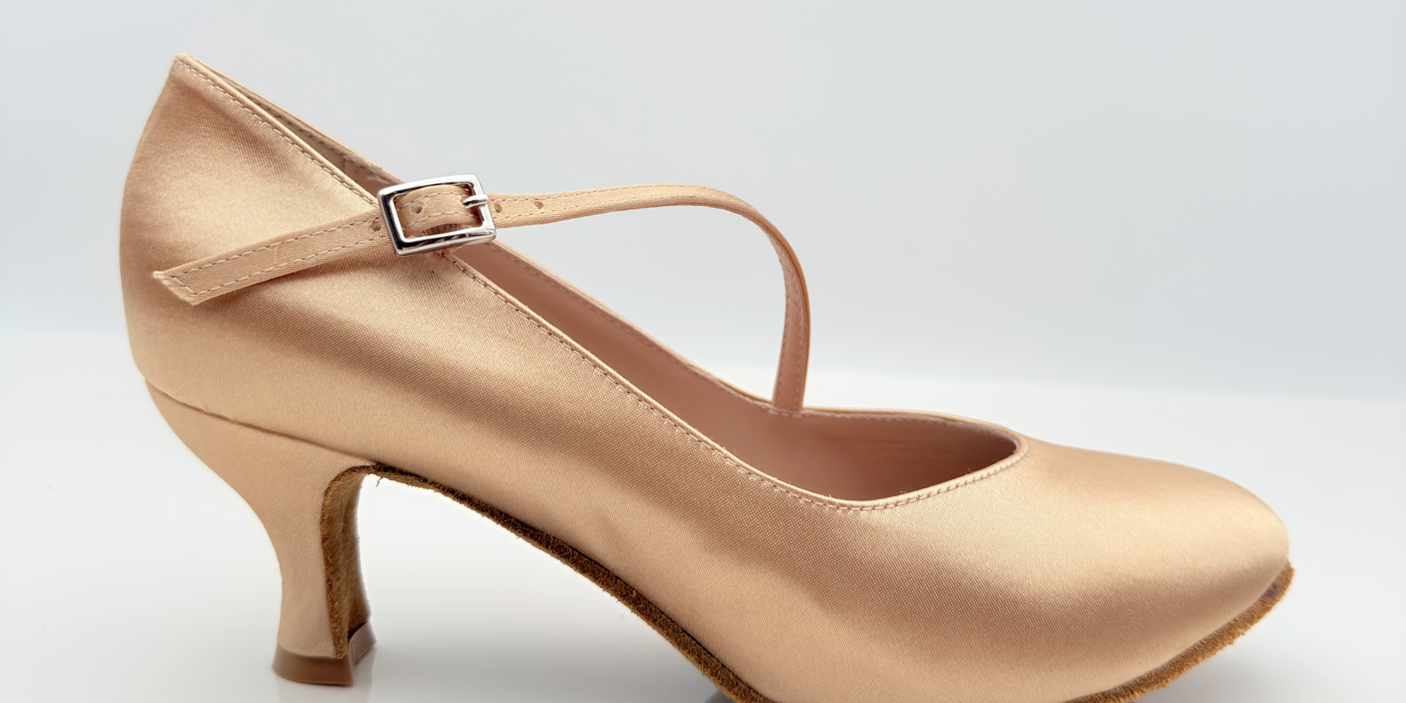 Nicole Grace 216 scarpe da ballo standard tessuto raso carne chiaro vista laterale cinturino diagonale avvolgente 1CAD tacco rocchetto 5HR suola bufala danze standard made in Italy
