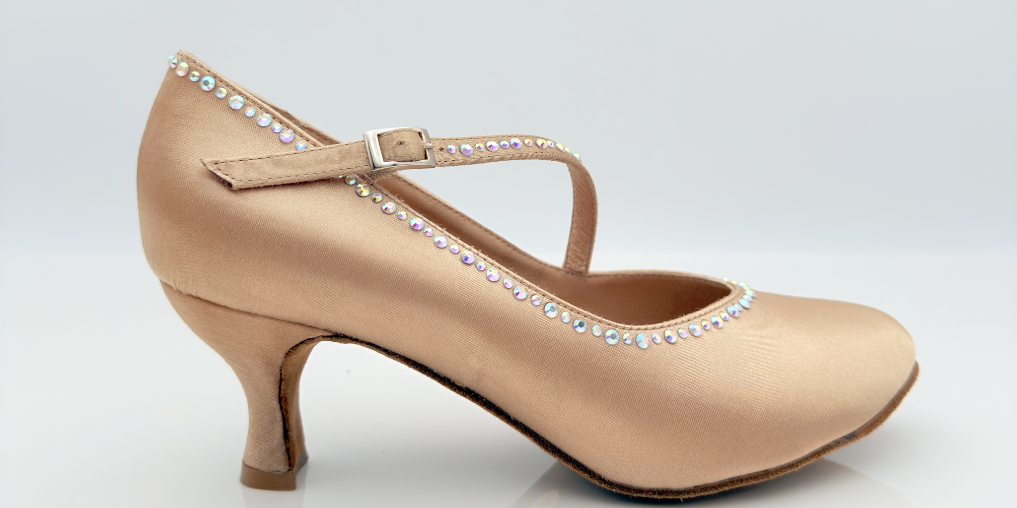 Nicole Grace 216S scarpe da ballo standard tessuto raso carne chiaro strass aurora boreale vista laterale cinturino diagonale avvolgente 1CAD tacco rocchetto 5HR suola bufala danze standard made in Italy
