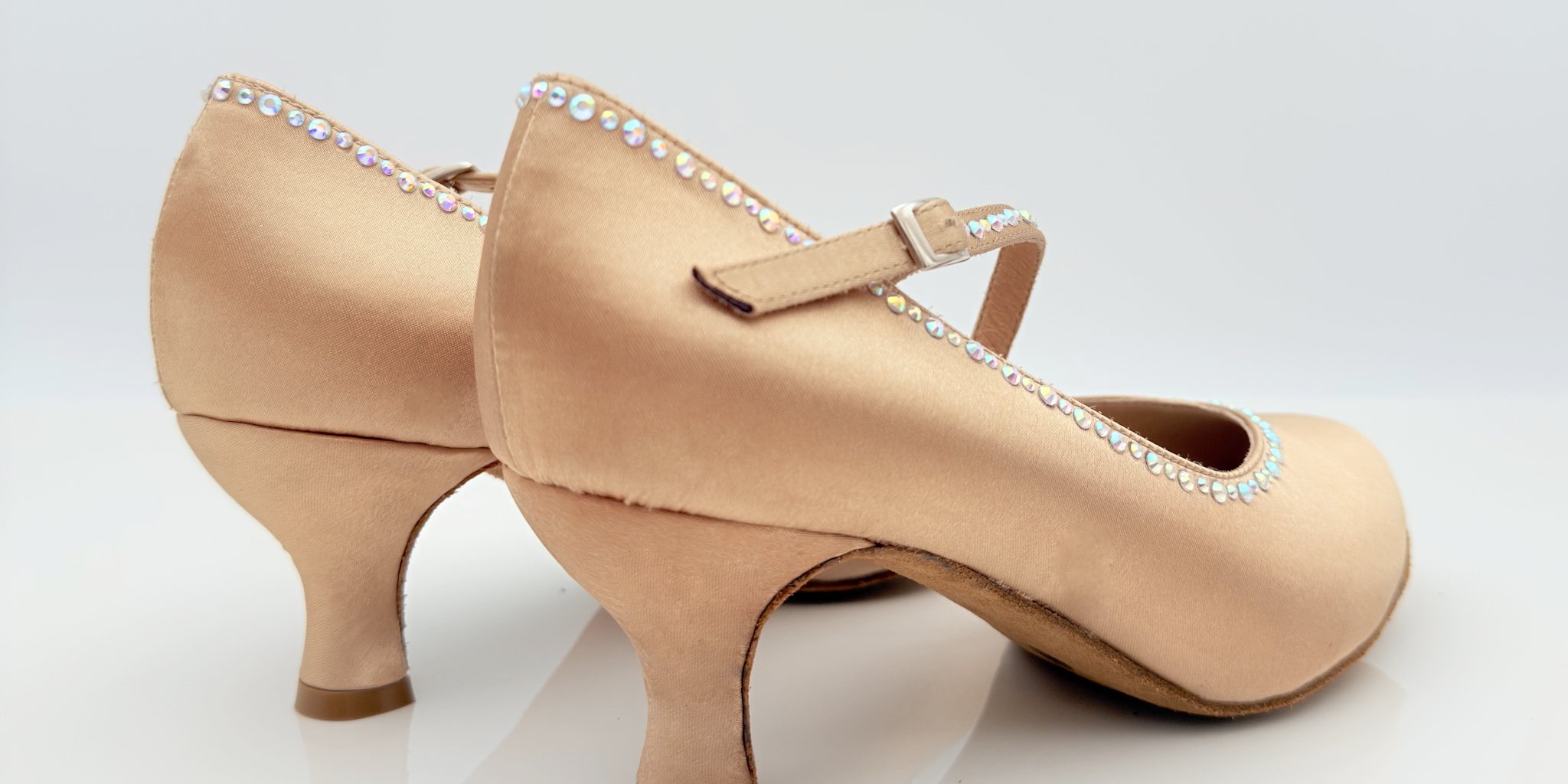 Nicole Grace 216S scarpe da ballo standard tessuto raso carne chiaro strass aurora boreale vista frontale punta chiusa tbar F5P4 cinturino diagonale avvolgente 1CAD tacco rocchetto 5HR danze standard made in Italy
