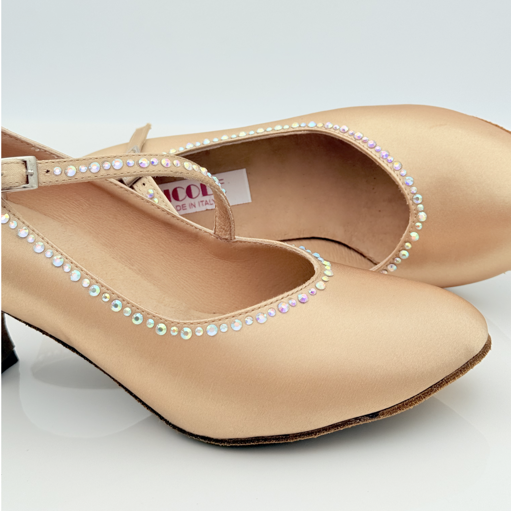 Nicole Grace 216S dettaglio cinturino diagonale avvolgente e fine 1CAD fibbia laterale regolabile tessuto raso carne chiaro strass aurora boreale scarpe da ballo standard danze standard made in Italy
