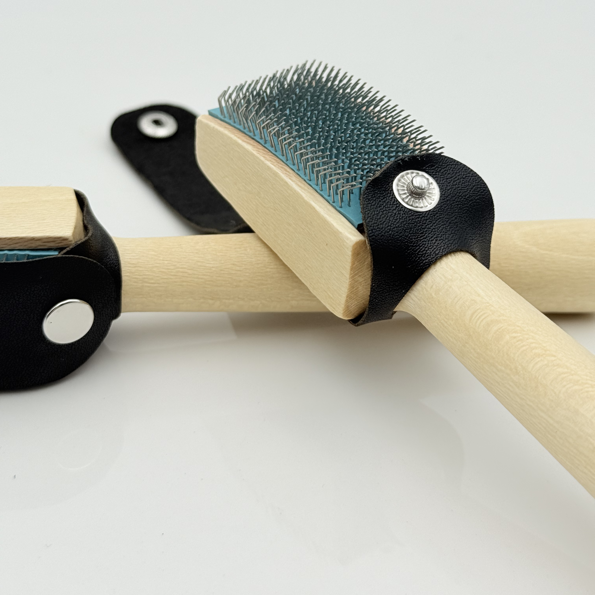 Vista laterale Grattino Professionale Nicole Rimini, spazzola suola bufala con struttura in legno di rovere e spilli metallici per aumentare il grip pista ballo, accessorio manutenzione scarpe danza made in Italy
