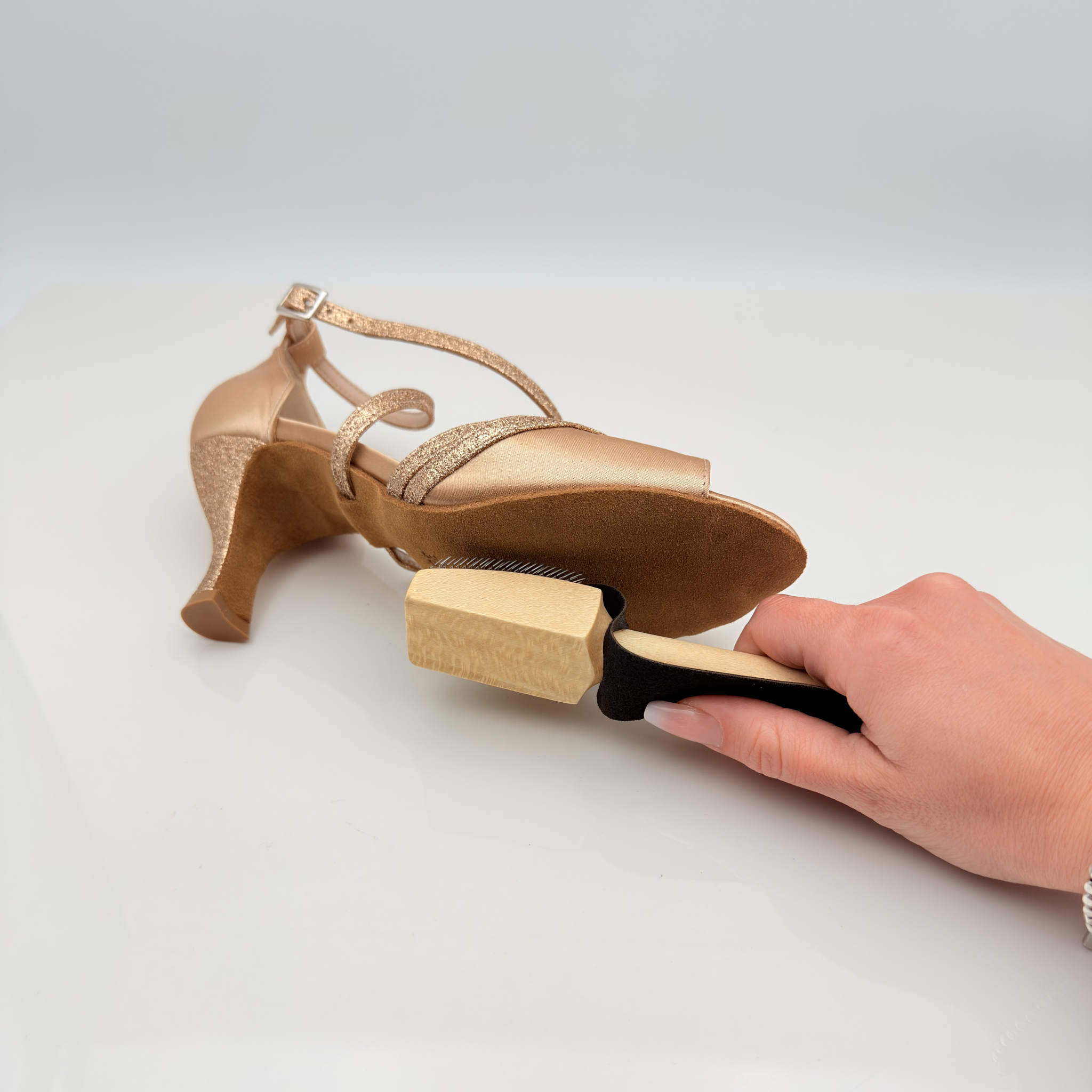 Grattino Professionale Nicole Rimini con fascia posteriore in materiale sintetico e chiusura a pressione per presa salda, accessorio scarpe da ballo suola bufala compatto per beauty case danza made in Italy
