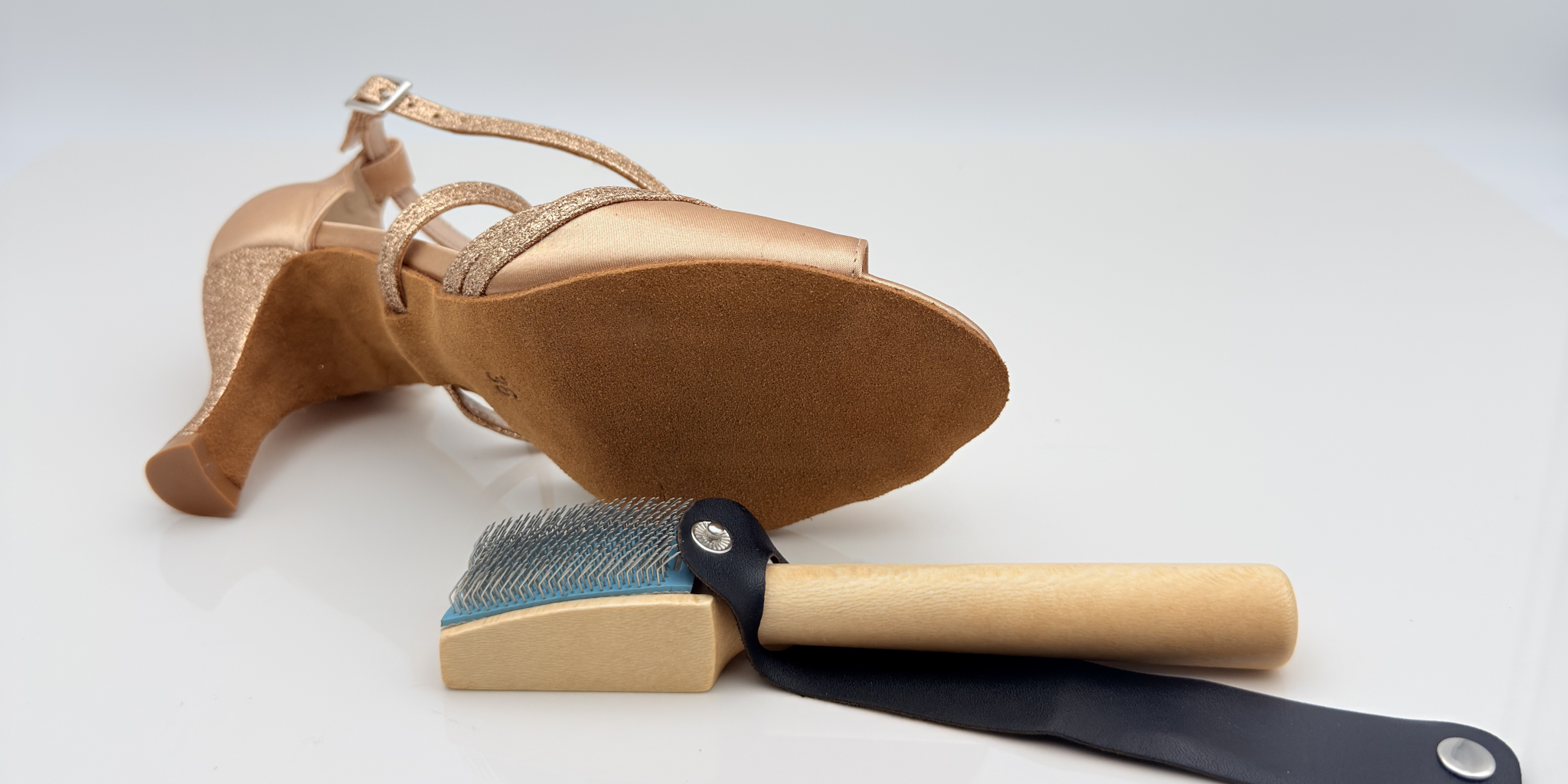 Vista laterale Grattino Professionale Nicole Rimini, spazzola suola bufala con struttura in legno di rovere e spilli metallici per aumentare il grip pista ballo, accessorio manutenzione scarpe danza made in Italy
