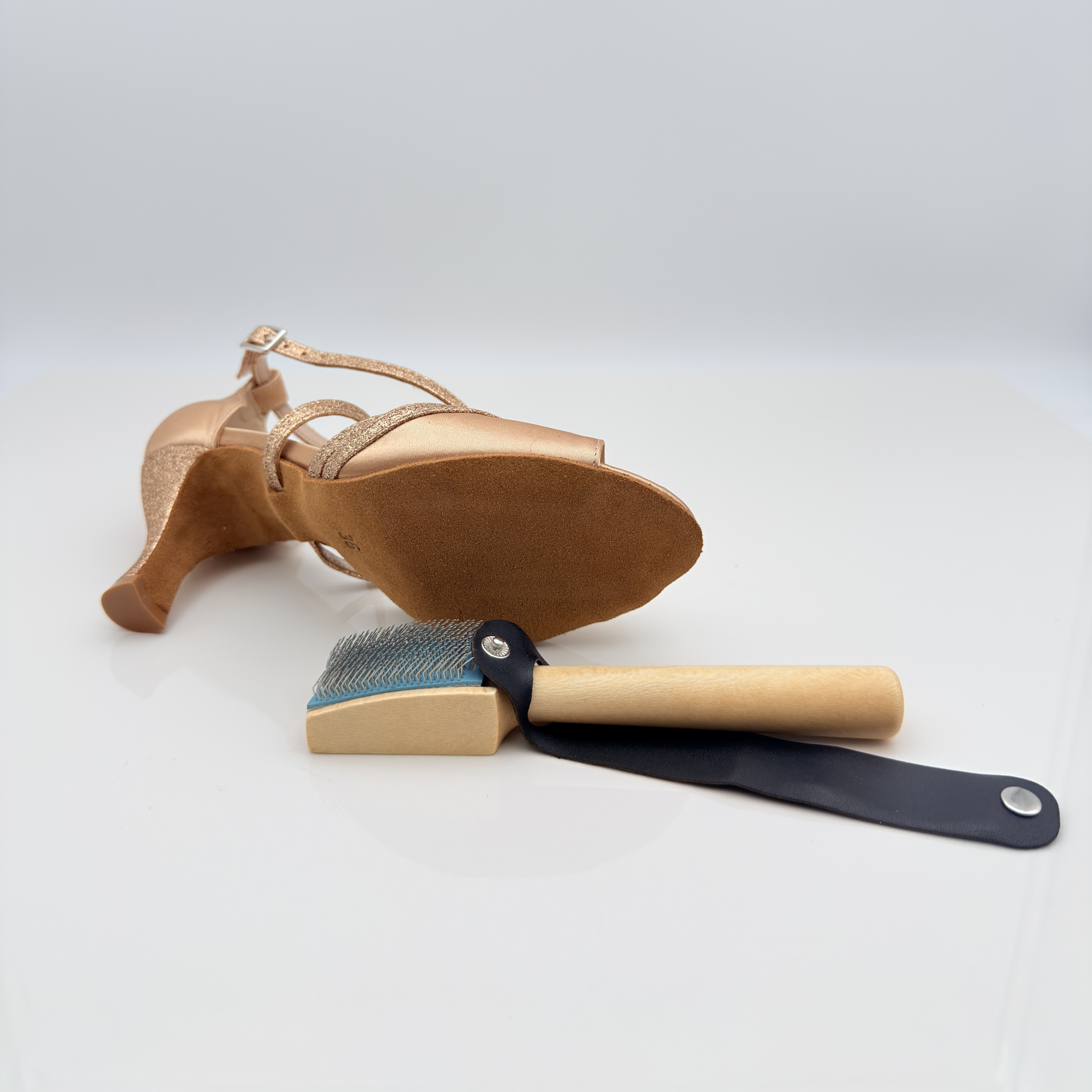 Vista laterale Grattino Professionale Nicole Rimini, spazzola suola bufala con struttura in legno di rovere e spilli metallici per aumentare il grip pista ballo, accessorio manutenzione scarpe danza made in Italy
