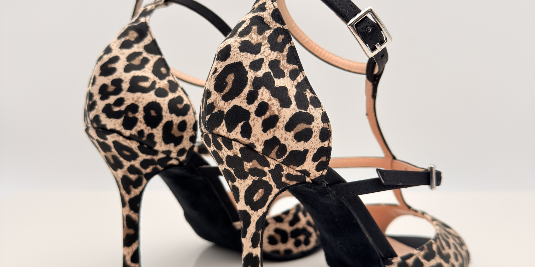 Ilaria art.157 Nicole Rimini scarpe da ballo kizomba vista laterale tessuto maculato animalier beige marrone raso nero tacco spillo stiletto 10HS cinturino 2CAB suola bufala caraibici tango semba urban kiz made in Italy

