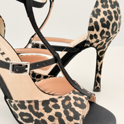 Ilaria art.157 Nicole Rimini dettaglio cinturino semplice fascetta T Mod. 2CAB regolabile fibbia tessuto maculato animalier beige marrone raso nero scarpe kizomba t-bar artigianale made in Italy qualità premium
