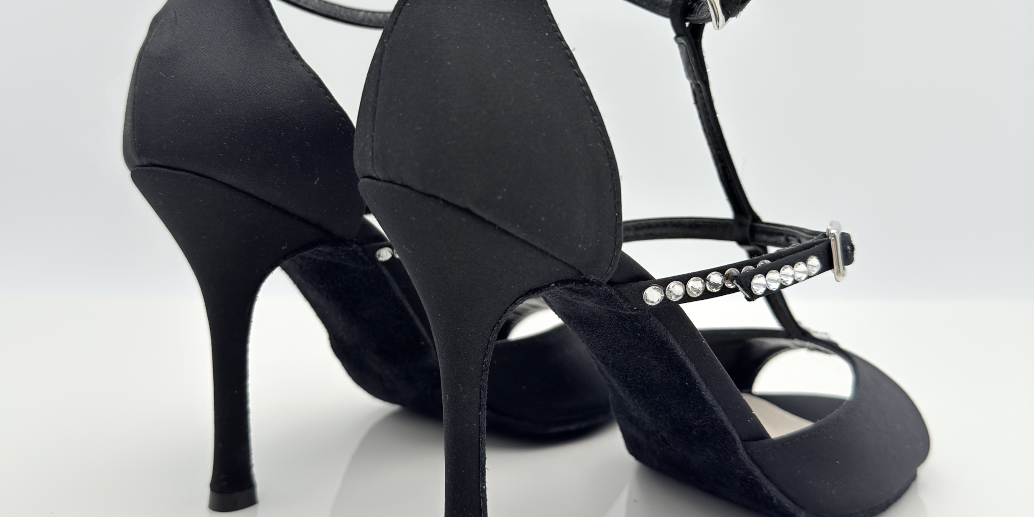 Nicole scarpe da ballo caraibici Ilaria 157S vista frontale raso satinato nero strass tomaia tbar nasetto cinturino semplice tacco spillo 10cm bachata kizomba stabilità caviglia fibbia elastico
