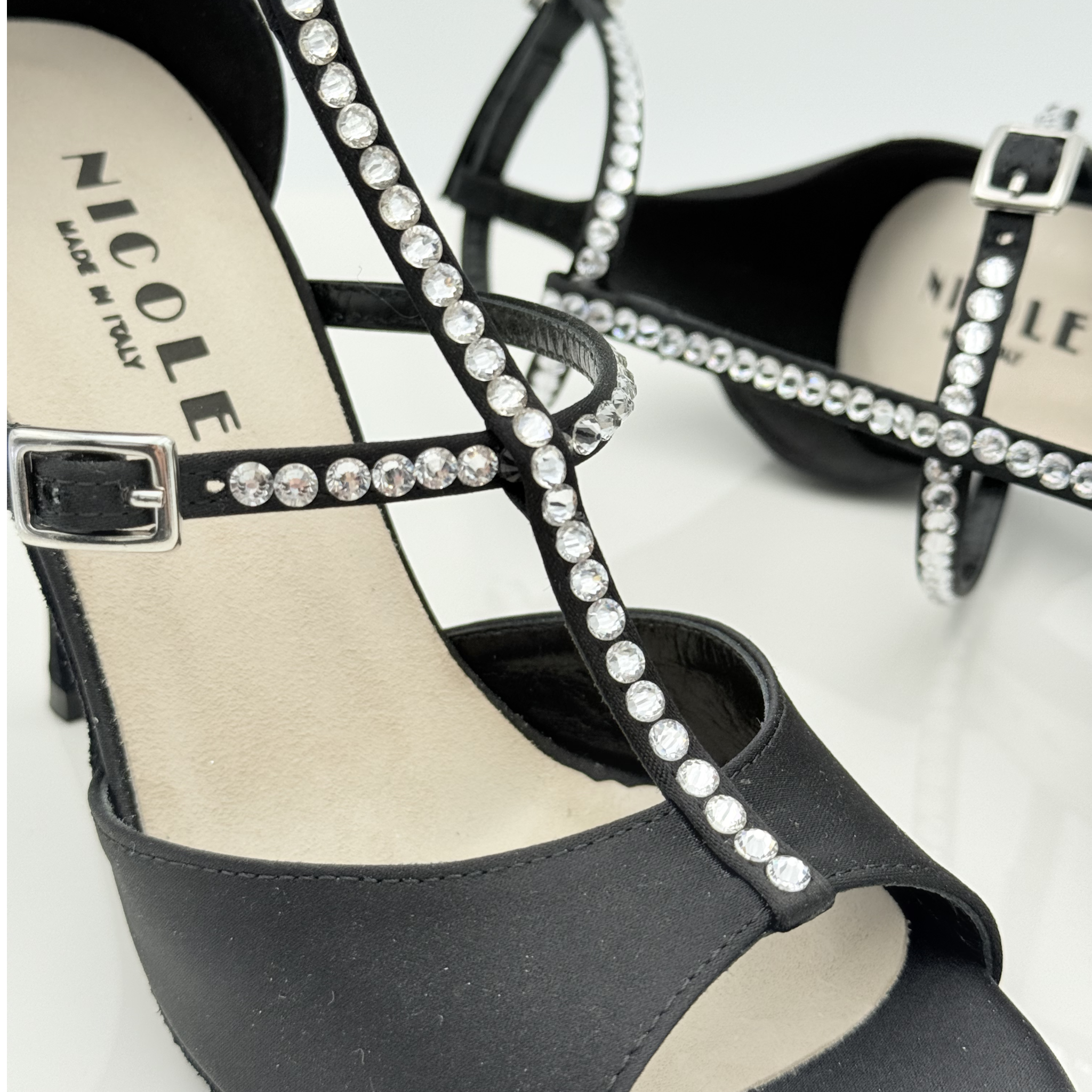 Nicole scarpe da ballo caraibici Ilaria 157S vista laterale profilo raso nero strass tacco spillo 10cm cinturino tbar nasetto suola bufala kizomba competizione qualità artigianale nicole rimini
