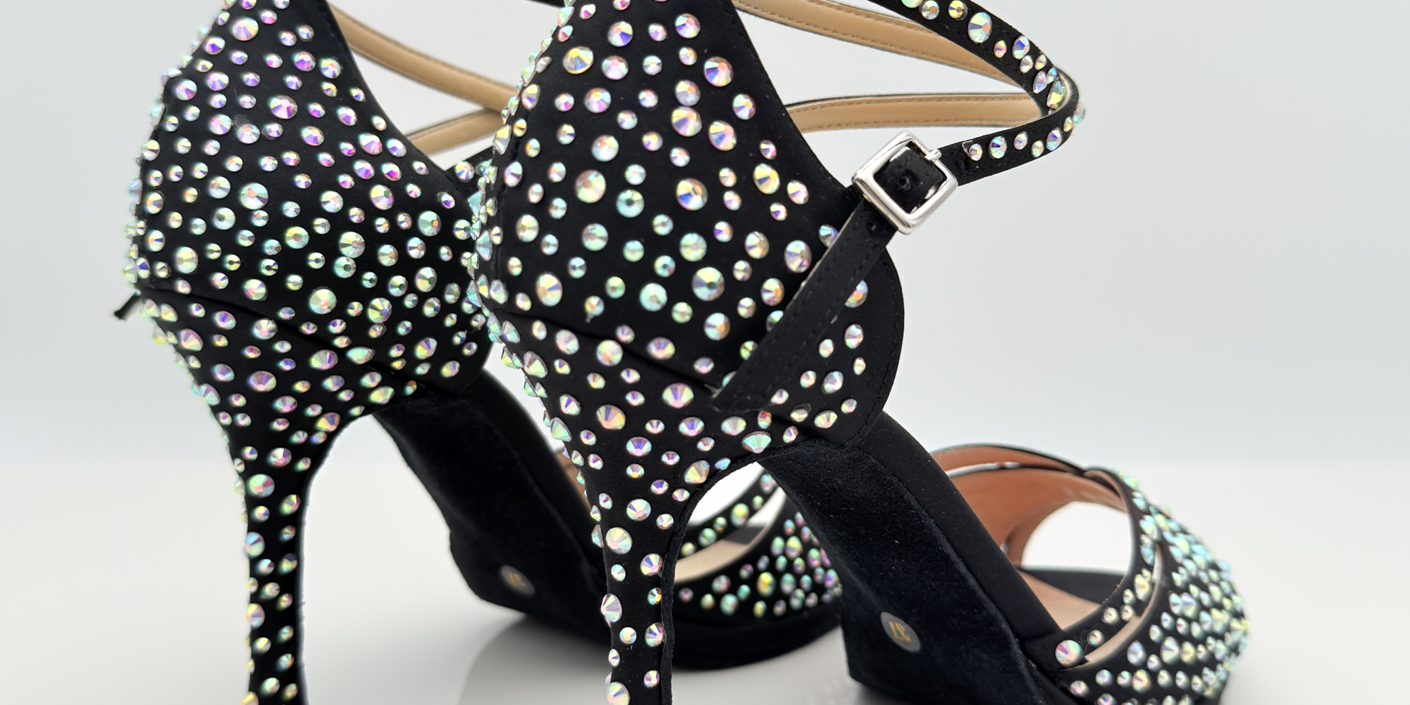 Nicole scarpe da ballo caraibici Ines 185S3 vista frontale raso nero strass aurora boreale super brillante tomaia farfalla cinturino 2CAI doppio incrocio tacco spillo 10cm plateau bachata kizomba stabilità
