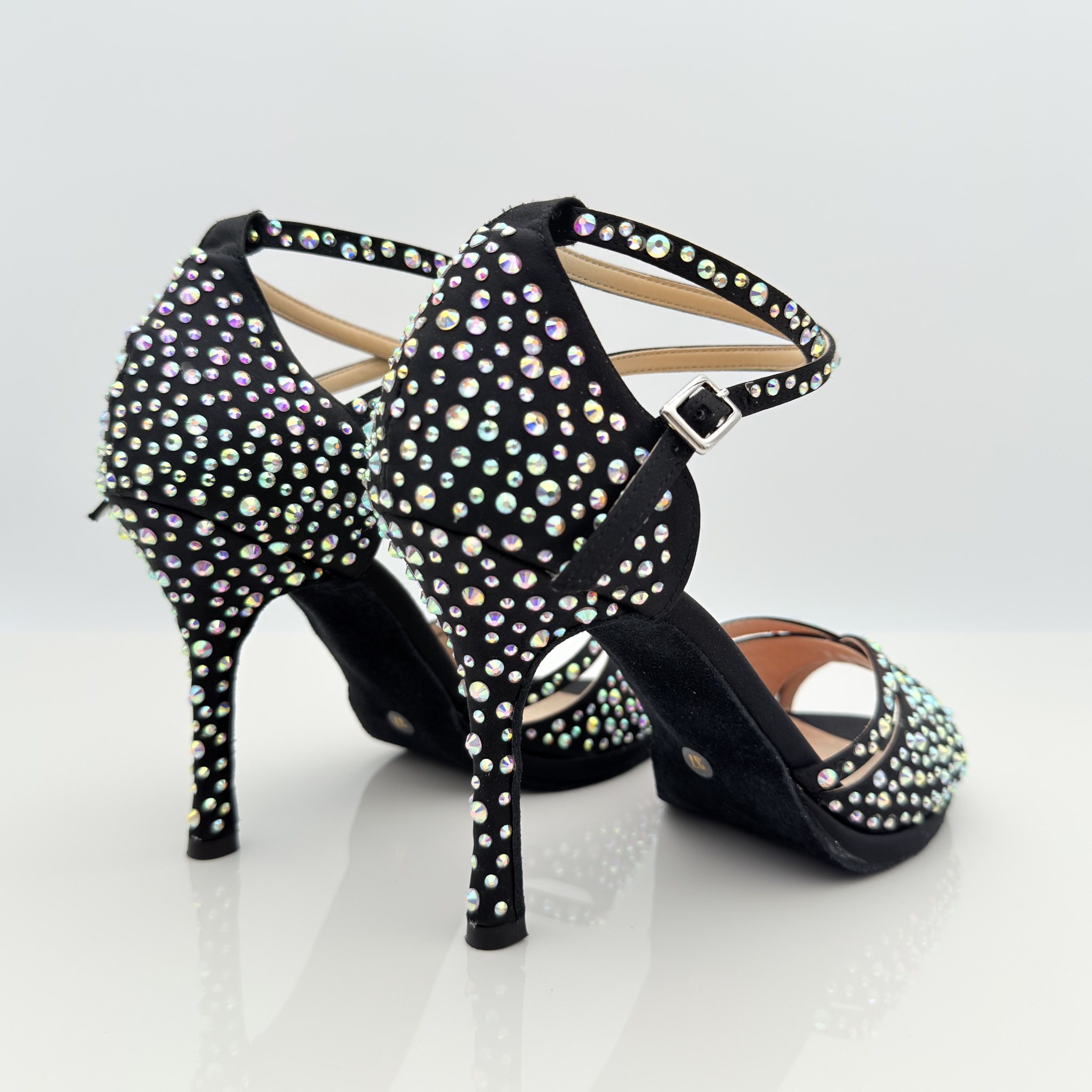 Nicole scarpe da ballo caraibici Ines 185S3 vista frontale raso nero strass aurora boreale super brillante tomaia farfalla cinturino 2CAI doppio incrocio tacco spillo 10cm plateau bachata kizomba stabilità
