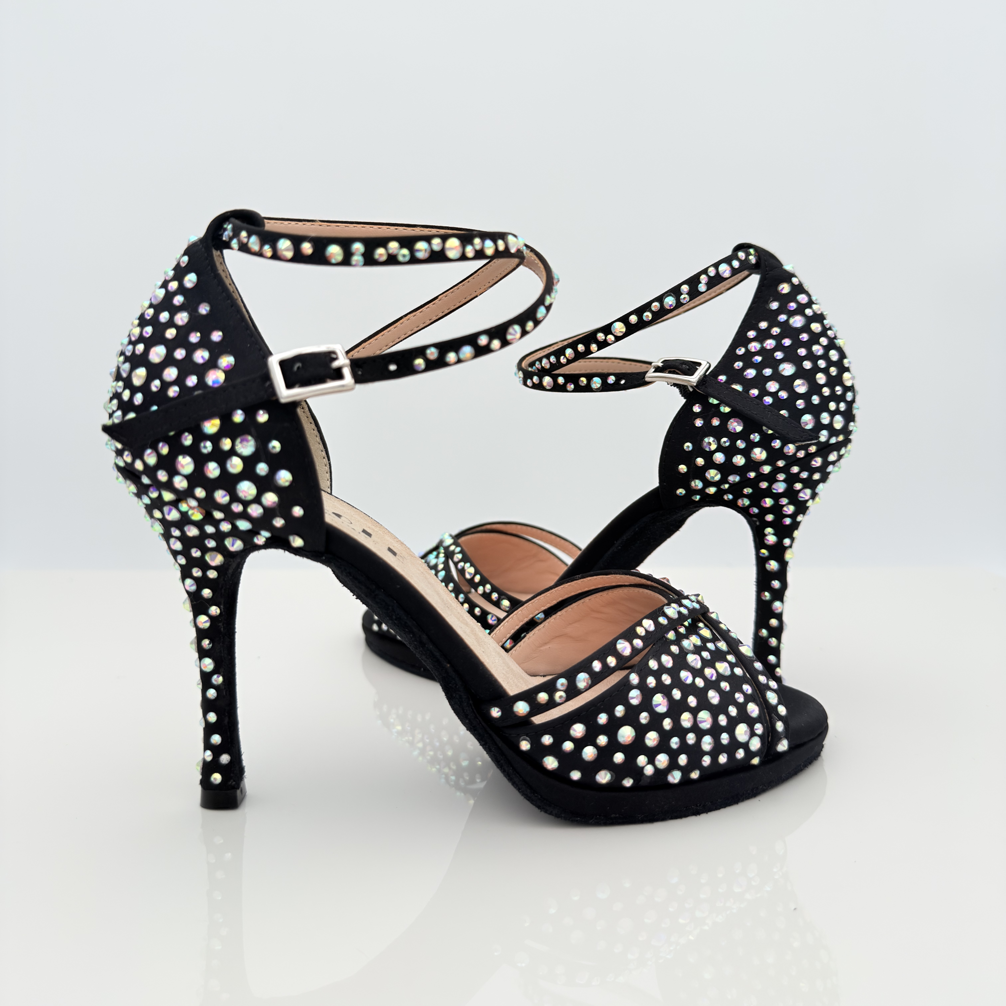 Nicole scarpe da ballo caraibici Ines 185S3 dettaglio strass aurora boreale 3 misure applicati mano raso nero punta aperta semi-arrotondata F1P1 tacco spillo 10cm plateau caraibico artigianale made in Italy
