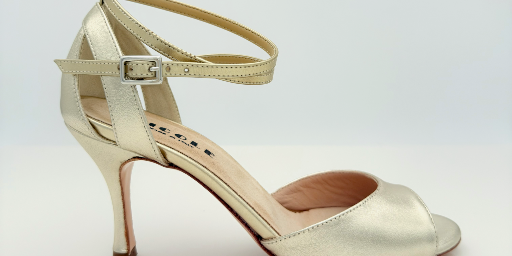 Isabella art. 164 Nicole Rimini vista frontale pelle laminata platino fascia semplice cinturino incrociato caviglia 2CAI tacco spillo 8HS punta aperta semi-arrotondata F1P1 scarpa tango argentino milonga made in Italy

