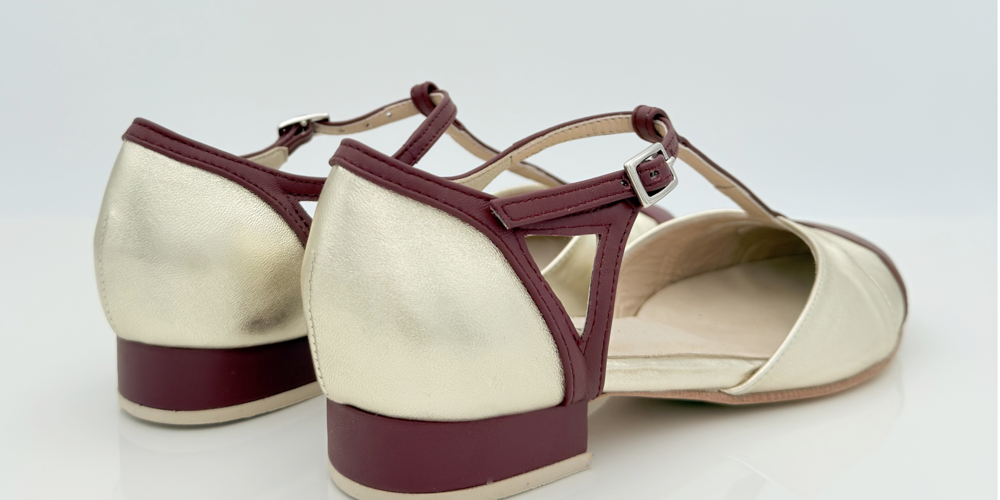 Vista laterale Jen art. 415 Nicole Rimini pelle laminata platino bordeau bicolore tacco basso 1,5 cm cinturino caviglia 2CAB punta chiusa F5P4 tomaia T-bar suola cuoio scarpa swing donna
