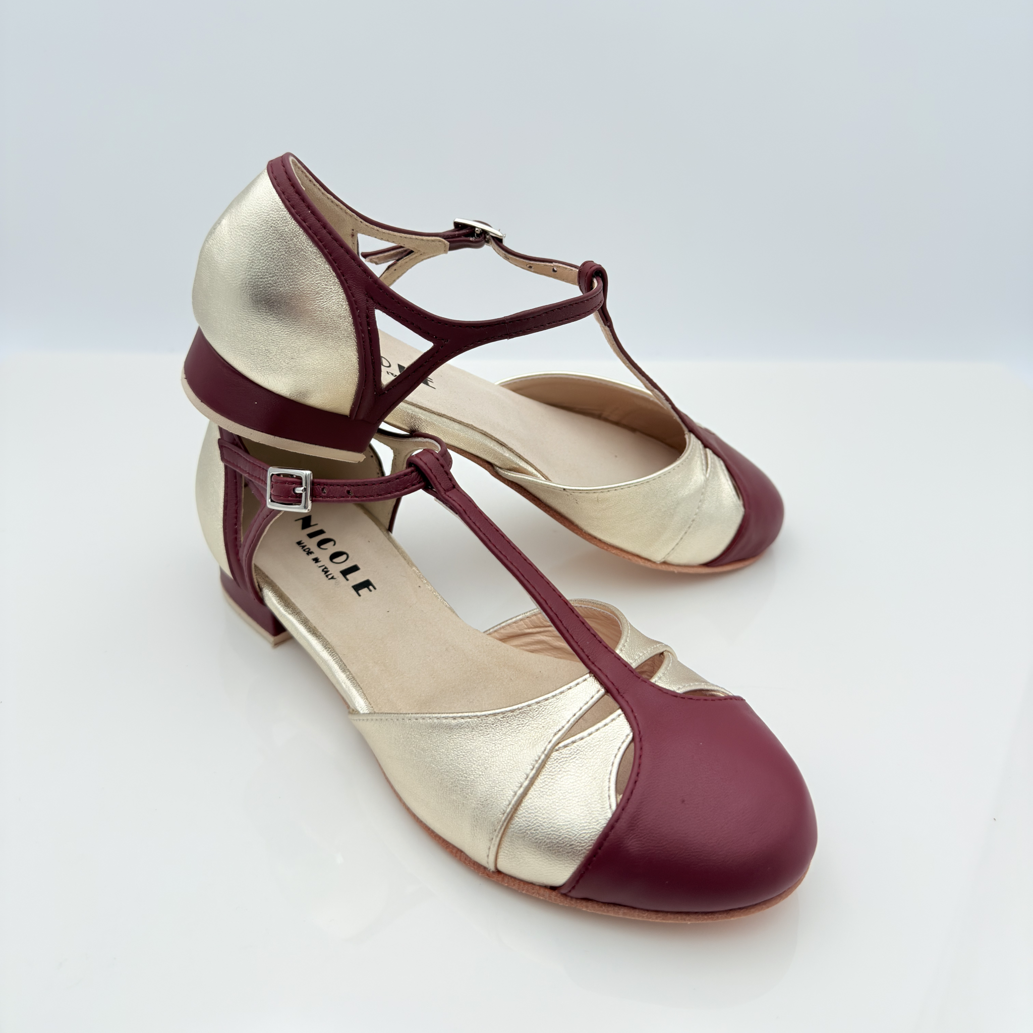 Dettaglio tomaia Jen art. 415 Nicole Rimini fascetta a T nasetto centrale Mod. 2CAB pelle laminata platino bordeau cinturino semplice caviglia piede regolare scarpa swing lindy hop charleston
