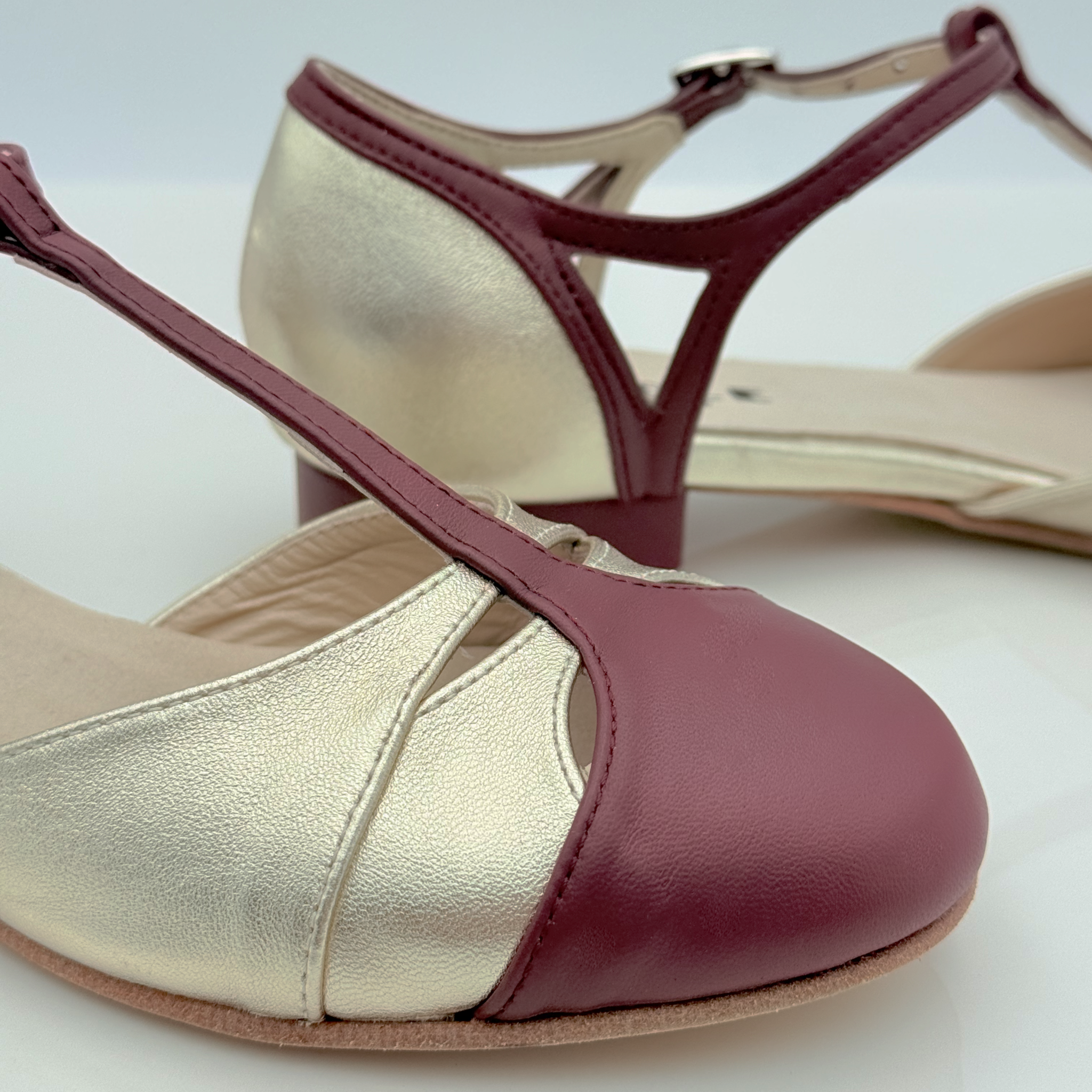 Vista posteriore Jen art. 415 Nicole Rimini tacco basso 1,5HB punta chiusa F5P4 pelle bicolore laminata platino bordeau scarpa ballo swing donna stile vintage anni 50 60 made in Italy
