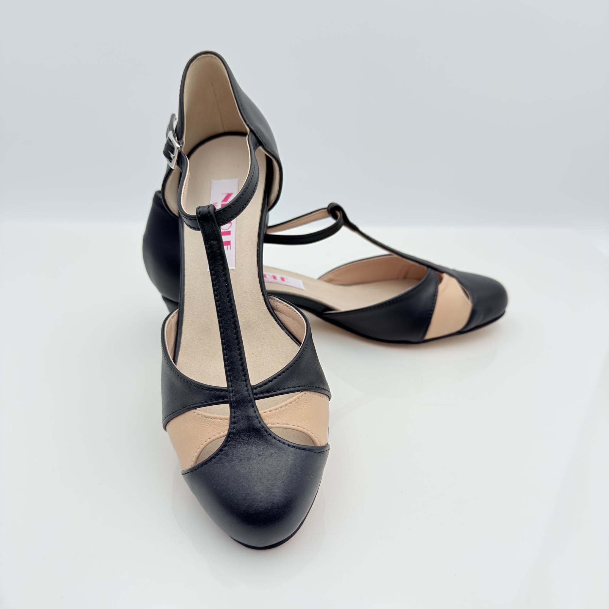 Dettaglio tomaia Joey art. 414 Nicole Rimini fascetta a T nasetto centrale Mod. 2CAB pelle nera avorio cinturino semplice caviglia pianta larga piede regolare scarpa swing lindy hop charleston
