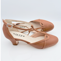 Dettaglio tomaia Karen art. 406 fascetta T nasetto punta chiusa F5P4 cinturino semplice 2CAB pelle camel tacco swing 4SW Nicole Rimini made in Italy
