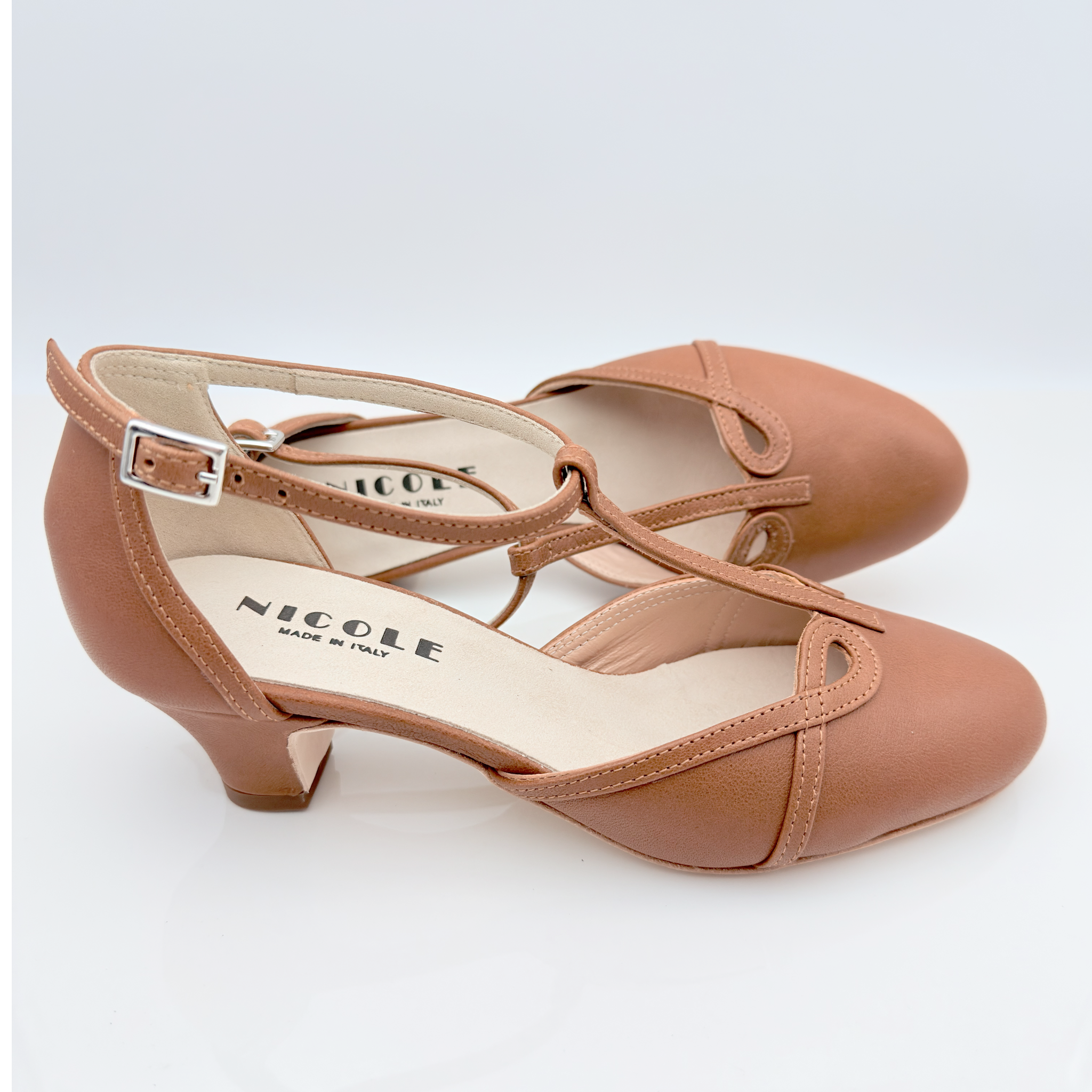 Dettaglio tomaia Karen art. 406 fascetta T nasetto punta chiusa F5P4 cinturino semplice 2CAB pelle camel tacco swing 4SW Nicole Rimini made in Italy
