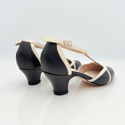 Vista laterale Karen art. 406 Nicole Rimini pelle nera panna bicolore tacco swing 4 cm cinturino caviglia 2CAB punta chiusa F5P4 tomaia T-bar suola cuoio scarpa swing donna
