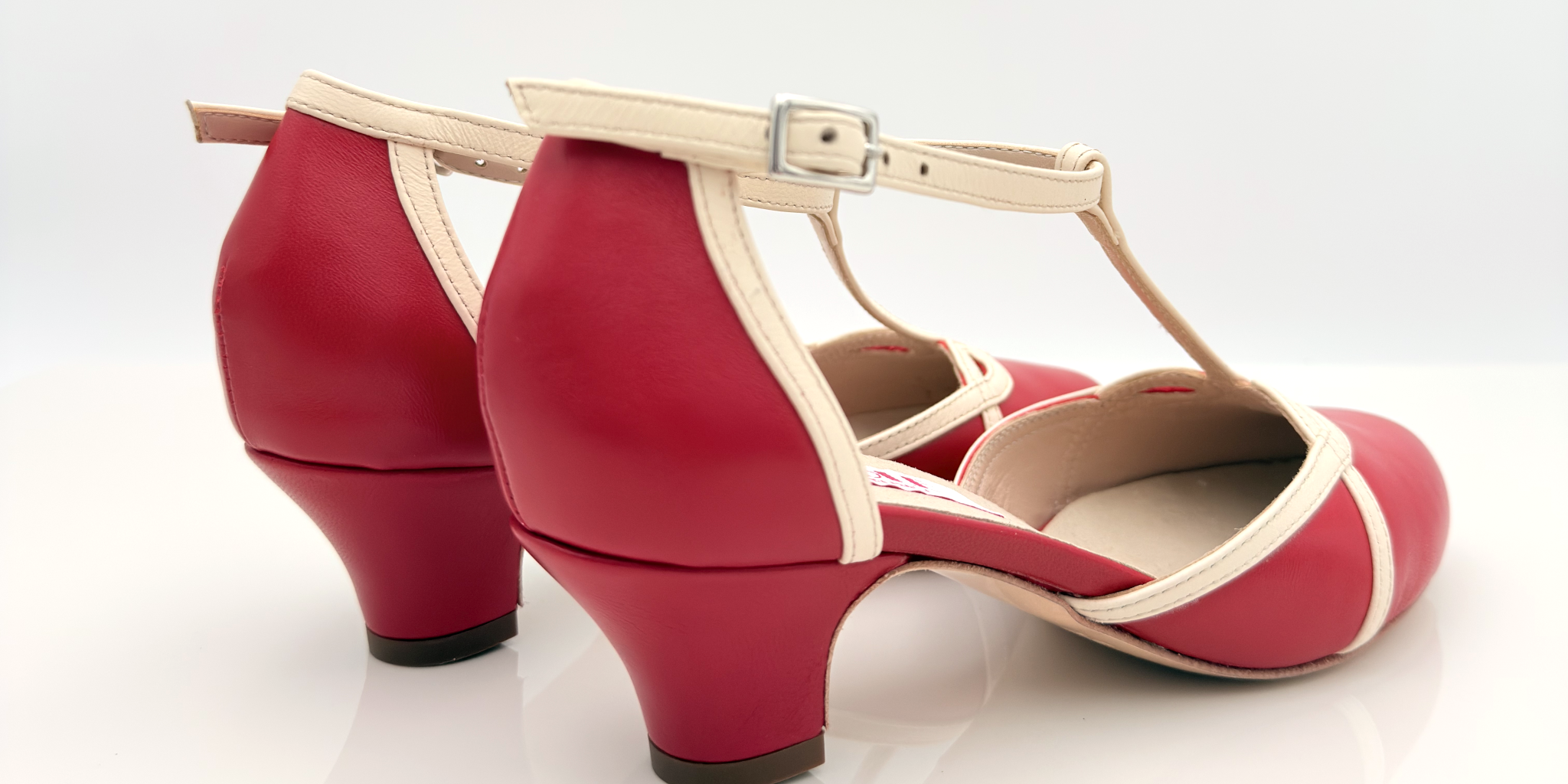 Vista laterale Karen art. 406 Nicole Rimini pelle rossa panna bicolore tacco swing 4 cm cinturino caviglia 2CAB punta chiusa F5P4 tomaia T-bar suola cuoio scarpa swing donna

