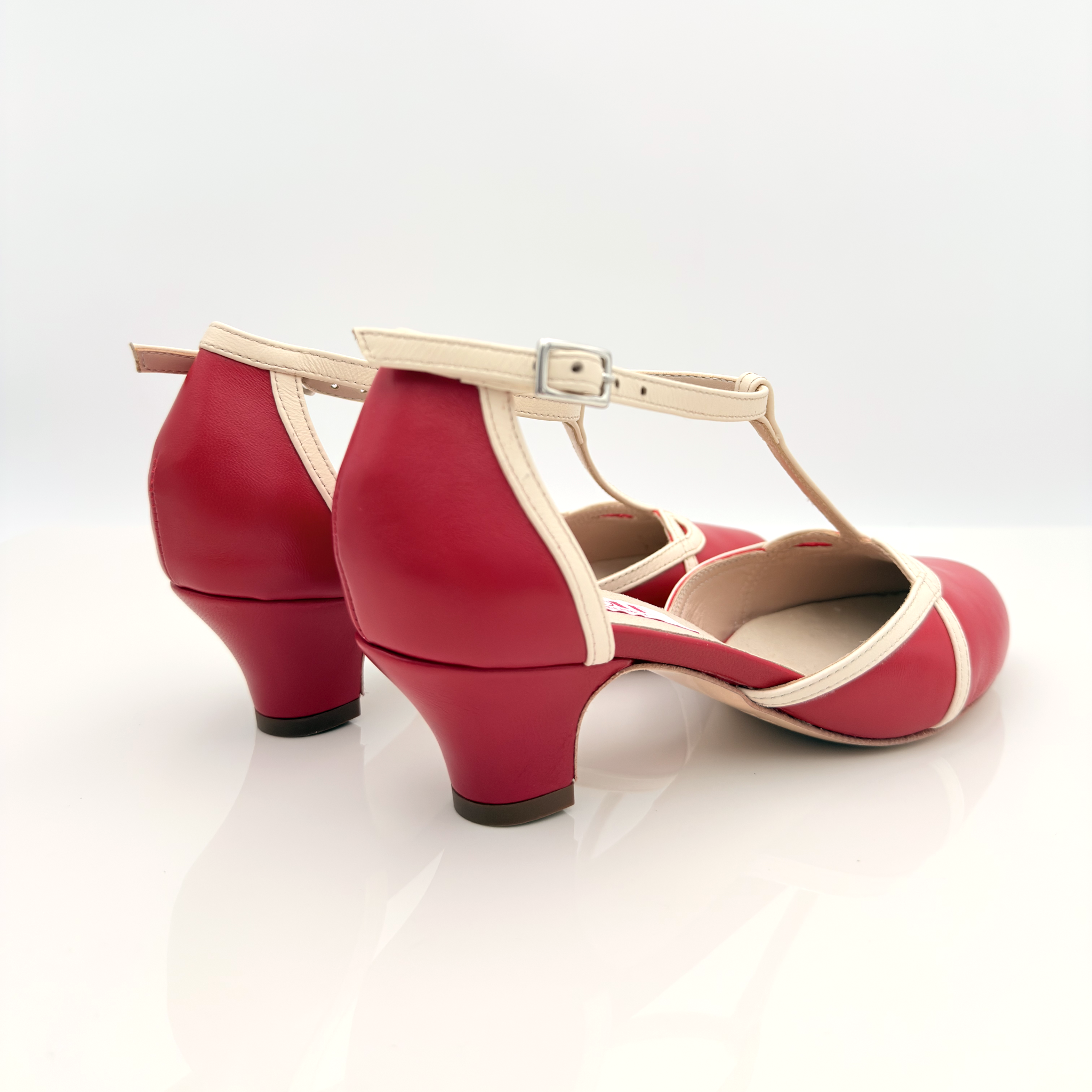 Vista laterale Karen art. 406 Nicole Rimini pelle rossa panna bicolore tacco swing 4 cm cinturino caviglia 2CAB punta chiusa F5P4 tomaia T-bar suola cuoio scarpa swing donna
