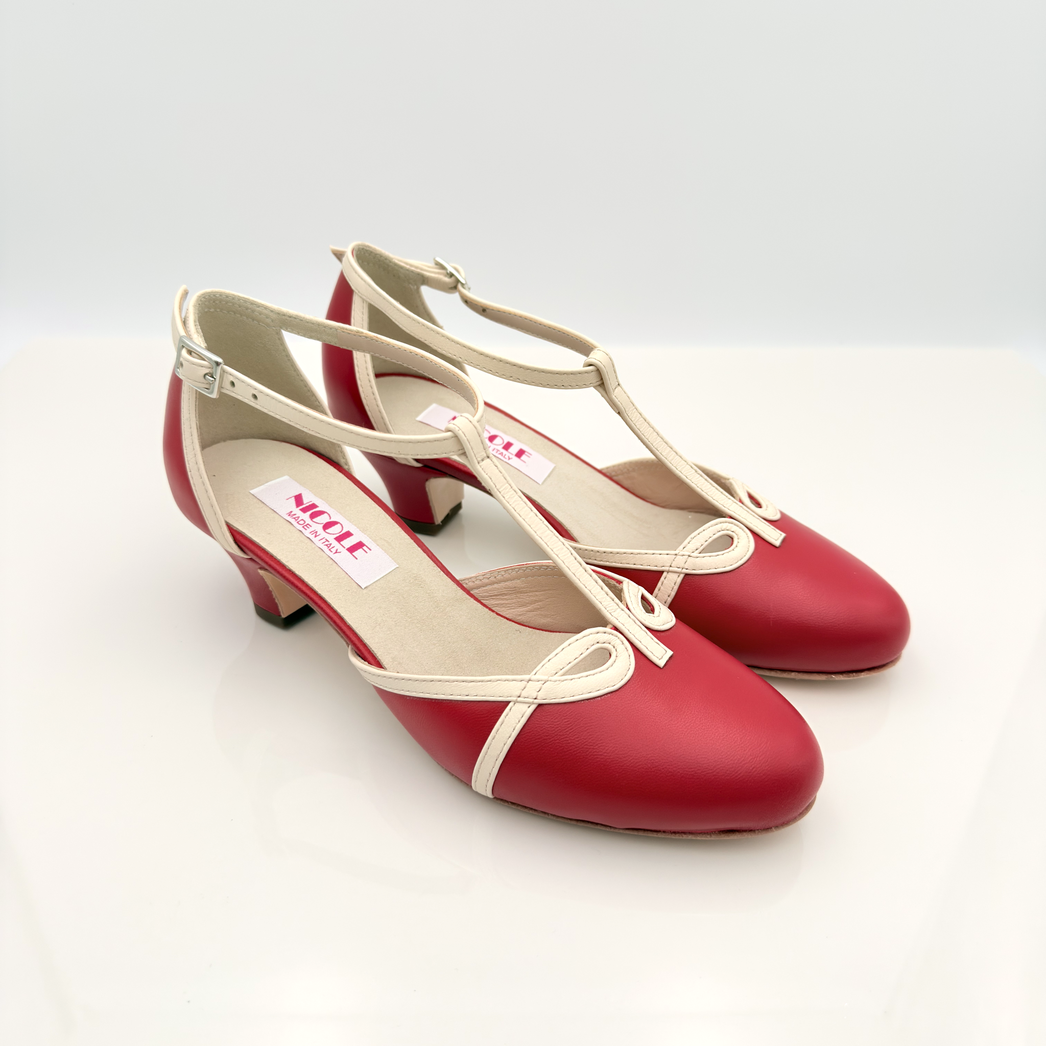 Dettaglio tomaia Karen art. 406 Nicole Rimini fascetta a T nasetto centrale Mod. 2CAB pelle rossa panna cinturino semplice caviglia pianta larga piede regolare scarpa swing lindy hop charleston
