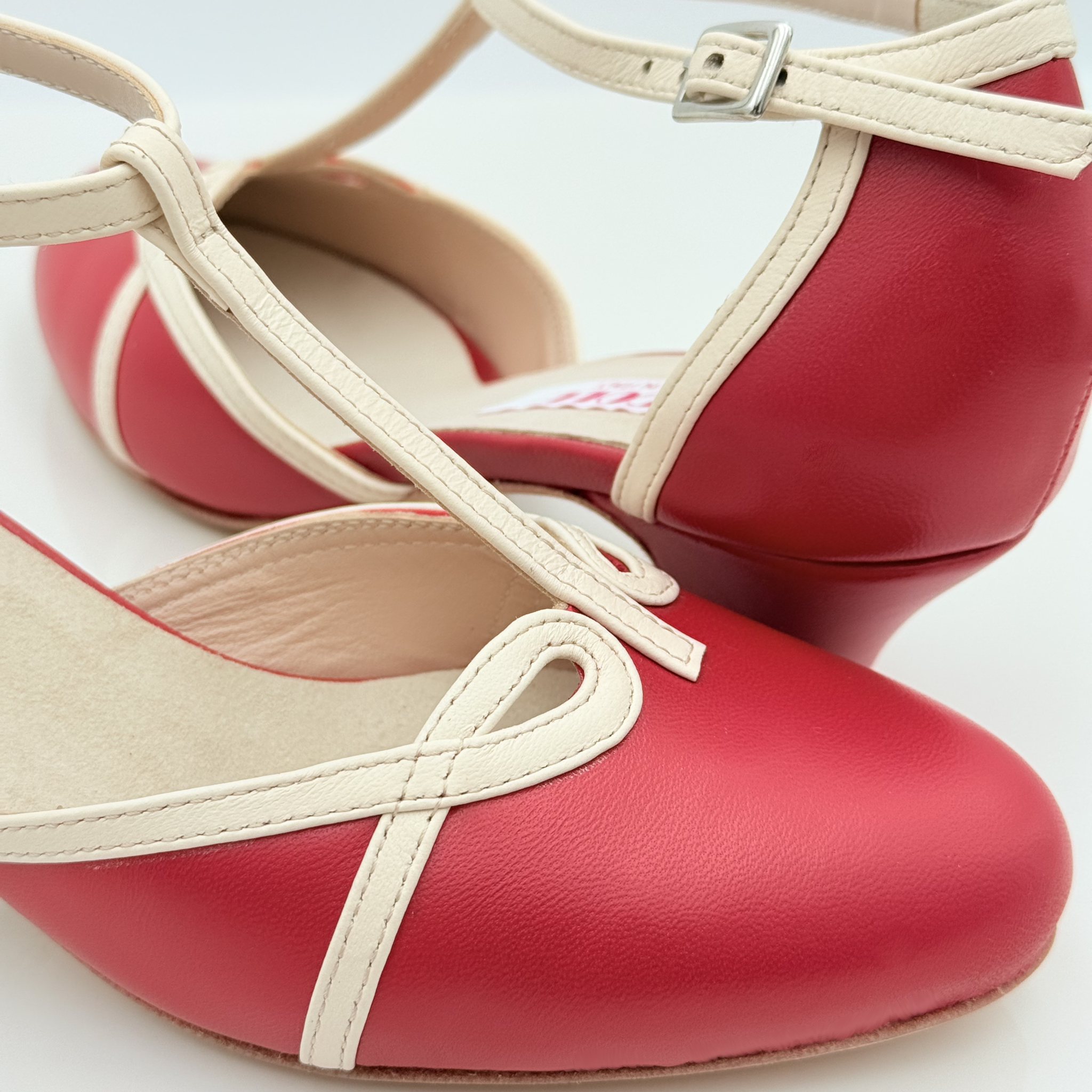 Vista posteriore Karen art. 406 Nicole Rimini tacco swing 4HSW punta chiusa F5P4 pelle bicolore rossa panna scarpa ballo swing donna stile vintage anni 50 60 made in Italy
