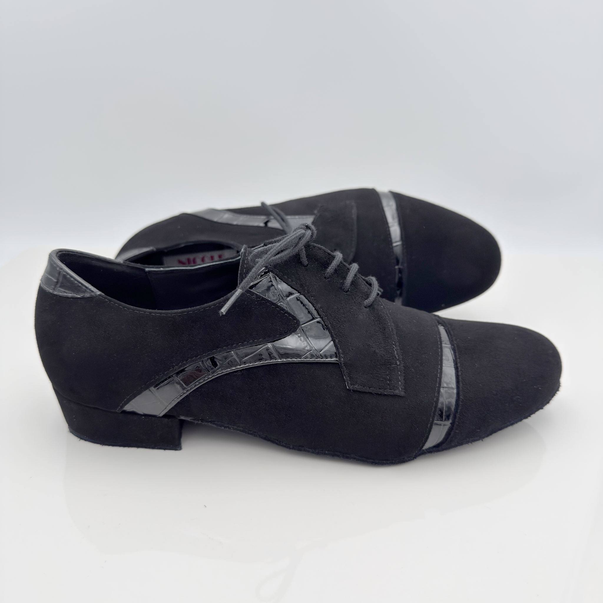 Dettaglio tomaia Kevin art. 307 Nicole Rimini — camoscio nero pelle verniciata nera Mod. 2CAL lacci cotone non cerati punta chiusa uomo scarpe tango made in Italy
