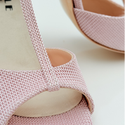 Lidia art. 184 Nicole Rimini vista laterale tessuto sutra rosa chiaro tacco spillo 8HS suola cuoio punta aperta tomaia T-bar Armoniosa Atelier Creativo edizione limitata personalizzata
