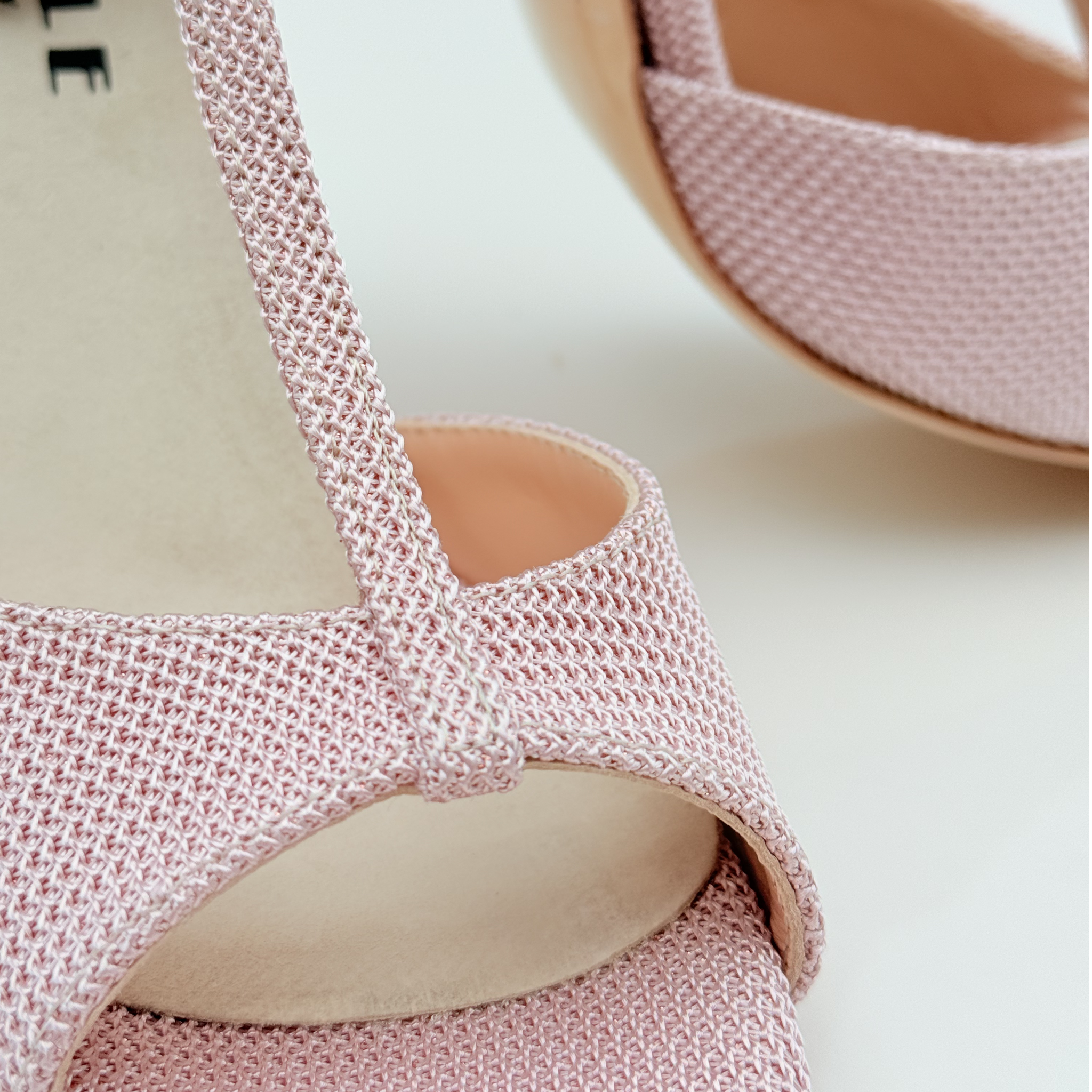 Lidia art. 184 Nicole Rimini vista laterale tessuto sutra rosa chiaro tacco spillo 8HS suola cuoio punta aperta tomaia T-bar Armoniosa Atelier Creativo edizione limitata personalizzata
