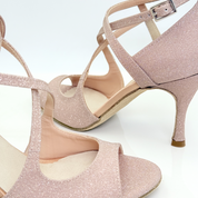 Lola art.193 Nicole Rimini dettaglio doppia allacciatura cinturino Mod. 1CAC doppio incrocio elegante regolabile fibbia tessuto microglitter brillante rosa antico scarpe kizomba artigianale made in Italy qualità premium
