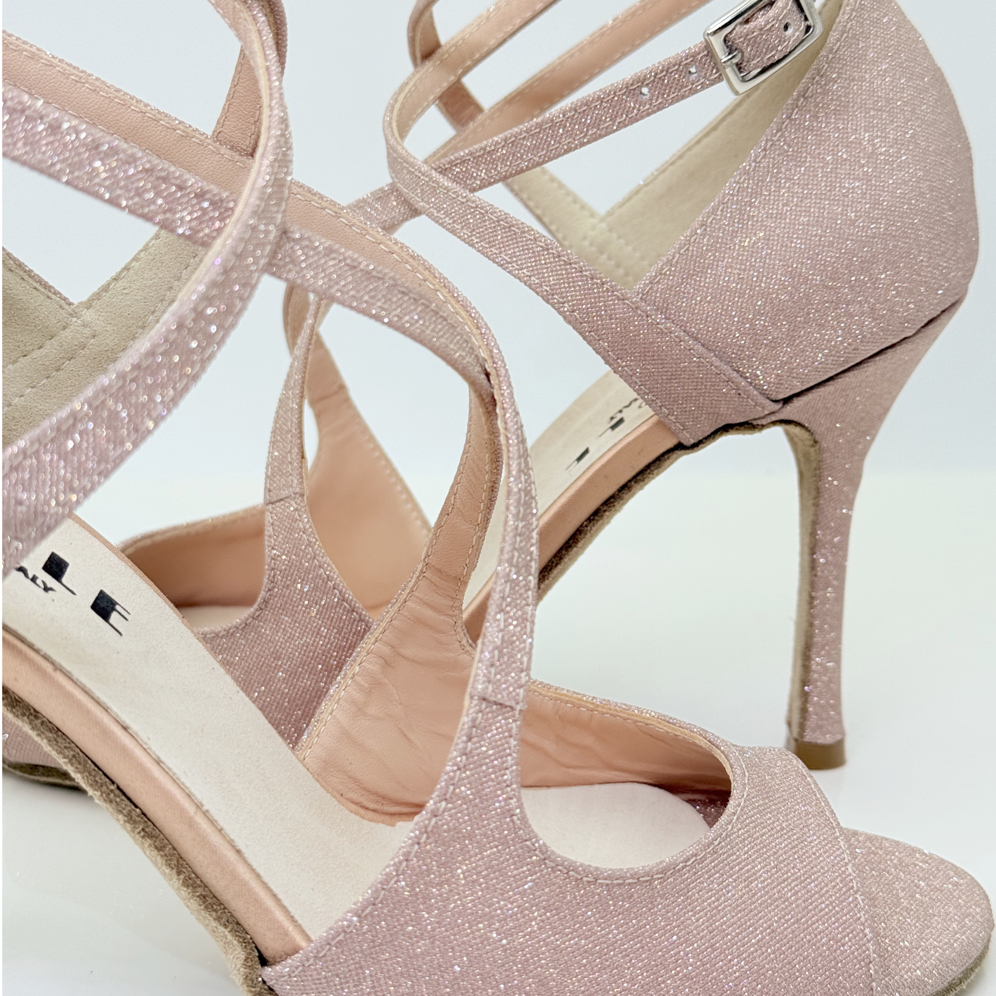 Lola art.193 Nicole Rimini dettaglio doppia allacciatura cinturino Mod. 1CAC doppio incrocio elegante regolabile fibbia tessuto microglitter brillante rosa antico tacco 10HS scarpe kizomba artigianale made in Italy
