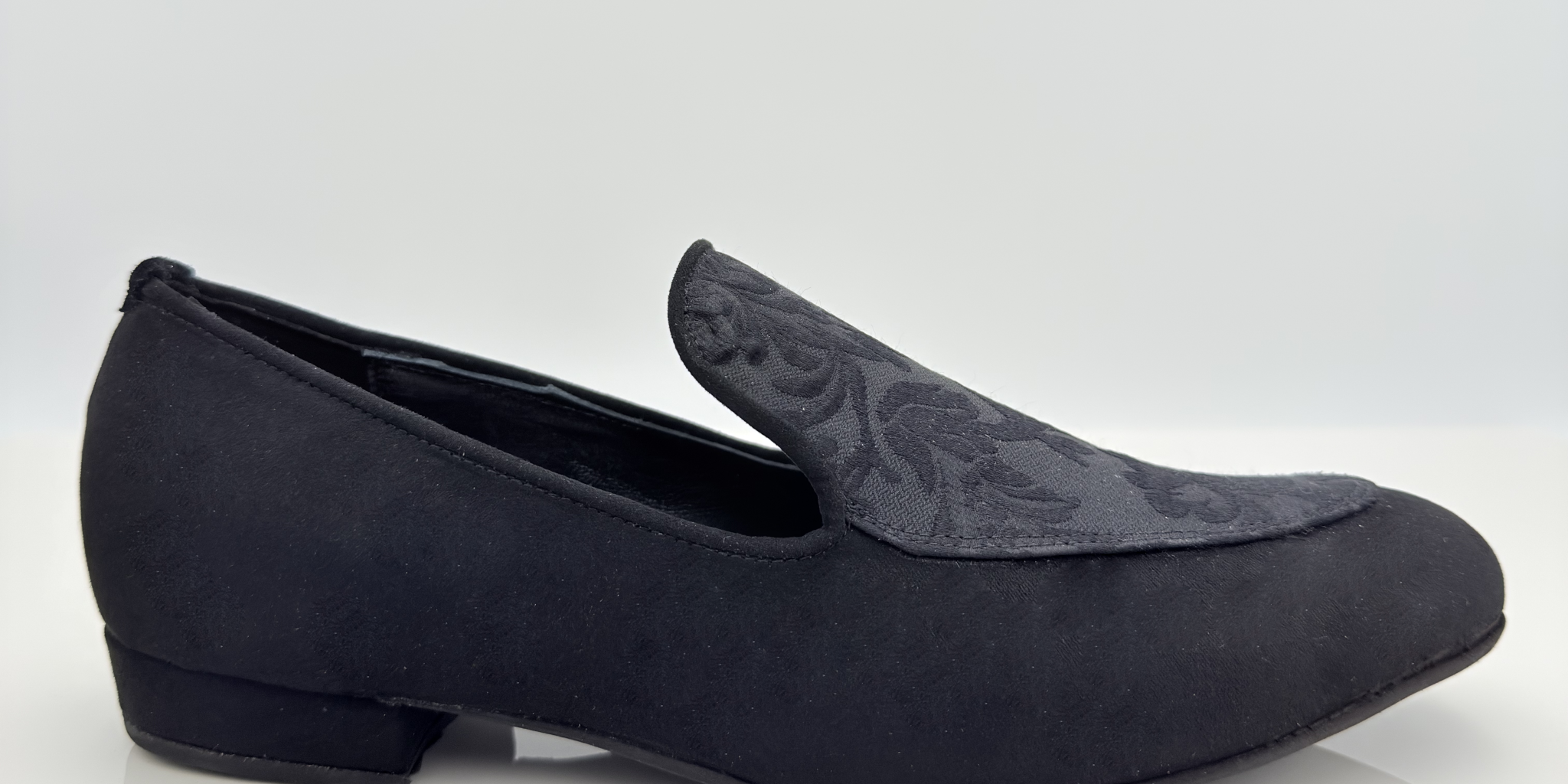 Lucas 318 Tessuto Scamosciato Nero Nicole Rimini — scarpe da ballo uomo mocassino slip-on tessuto scamosciato nero damascato, punta chiusa scrollo quadrato F5P2, tacco basso 1,5HU, suola gomma, ideale per salsa bachata kizomba liscio caraibici
