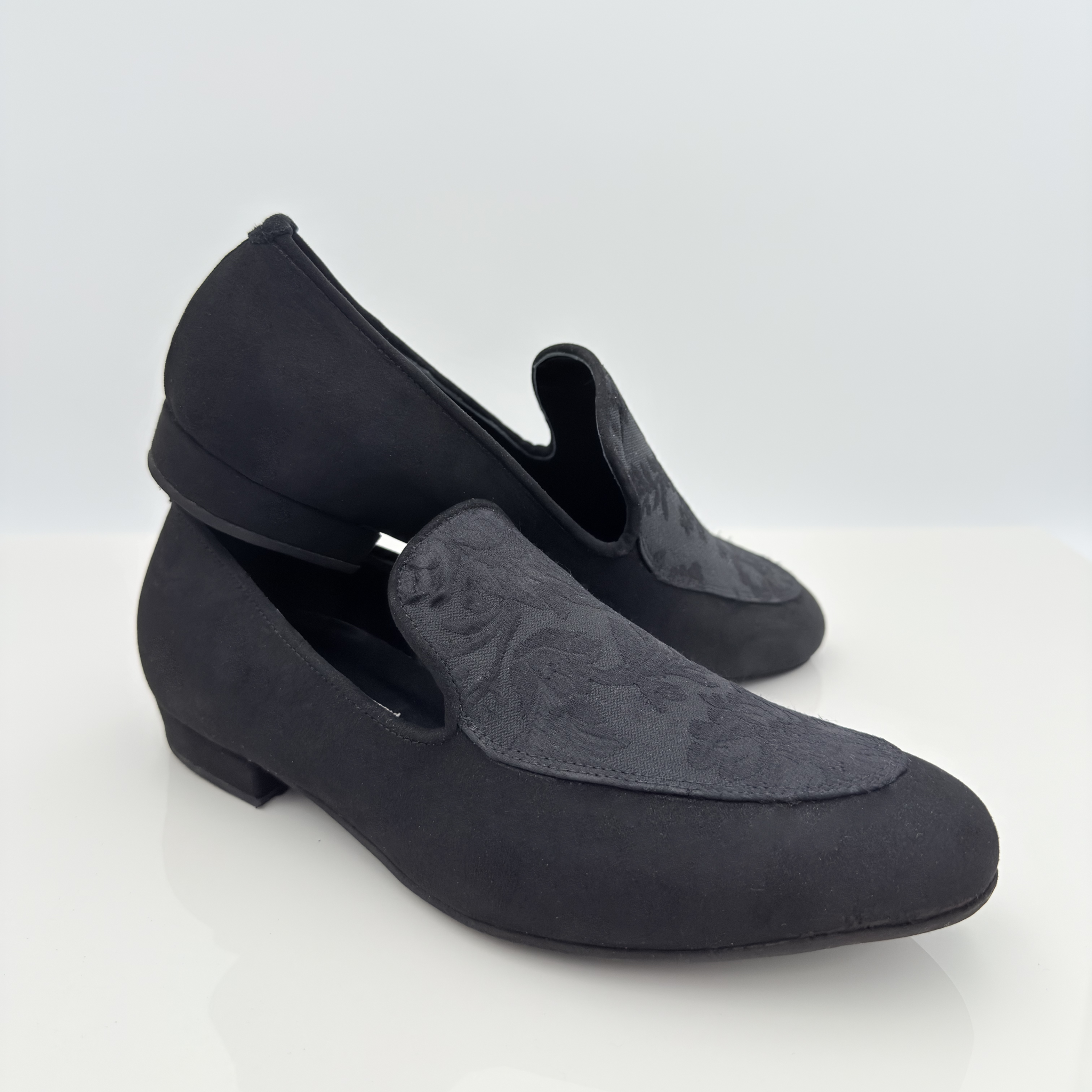 Vista frontale Lucas 318 Tessuto Scamosciato Nero Nicole Rimini — punta chiusa scrollo quadrato F5P2, mocassino slip-on senza lacci, tessuto scamosciato nero damascato, scarpe ballo uomo caraibici nicole rimini

